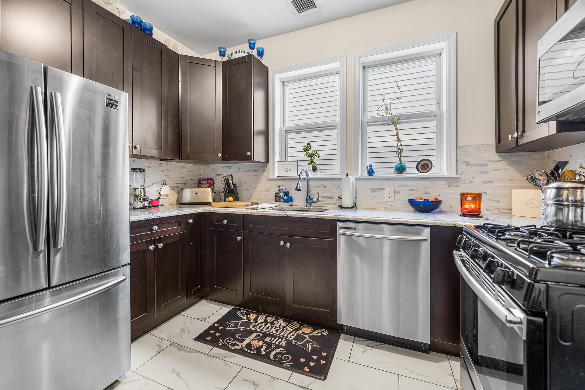 198 DANFORTH AVE
