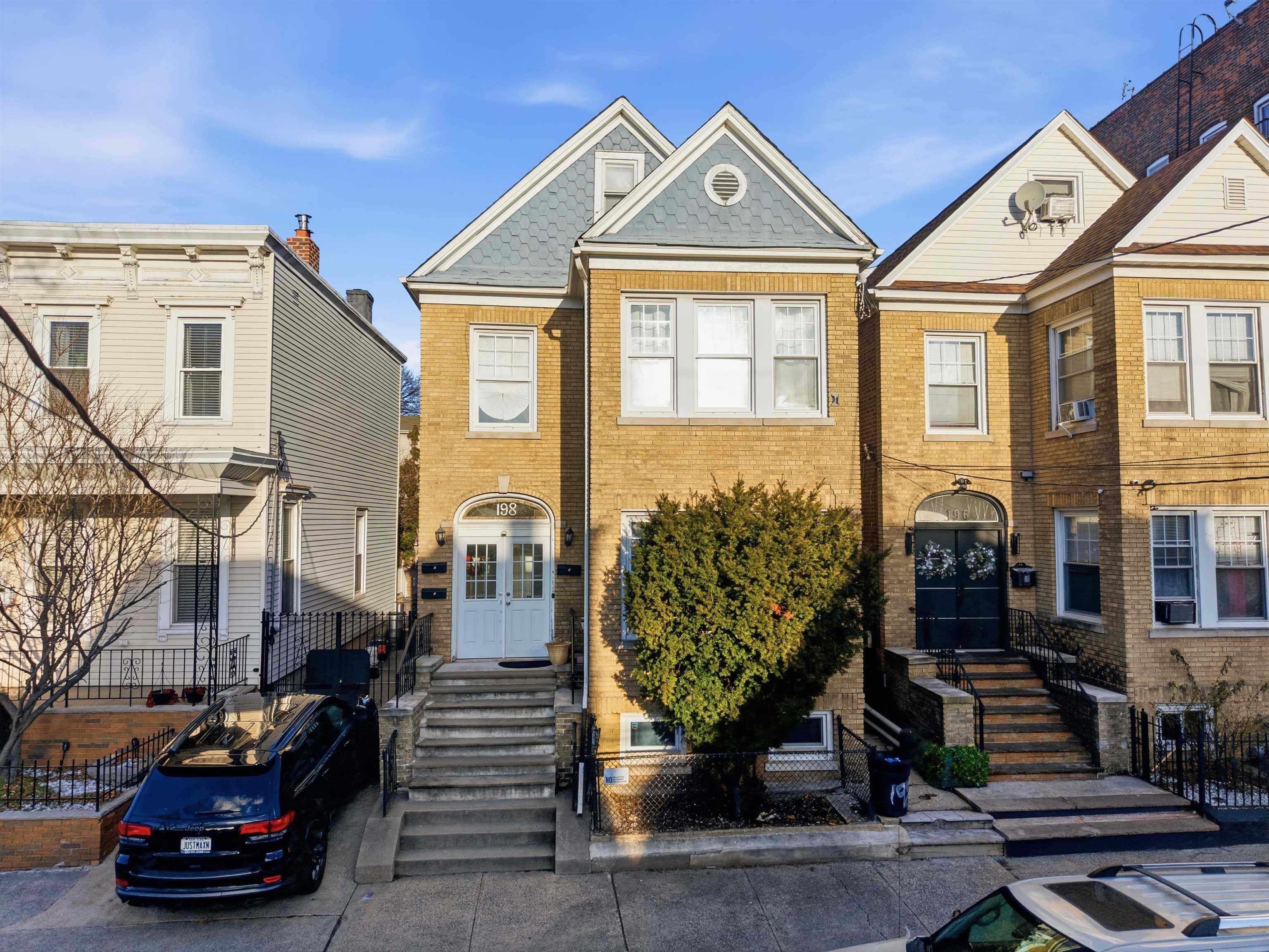 198 DANFORTH AVE