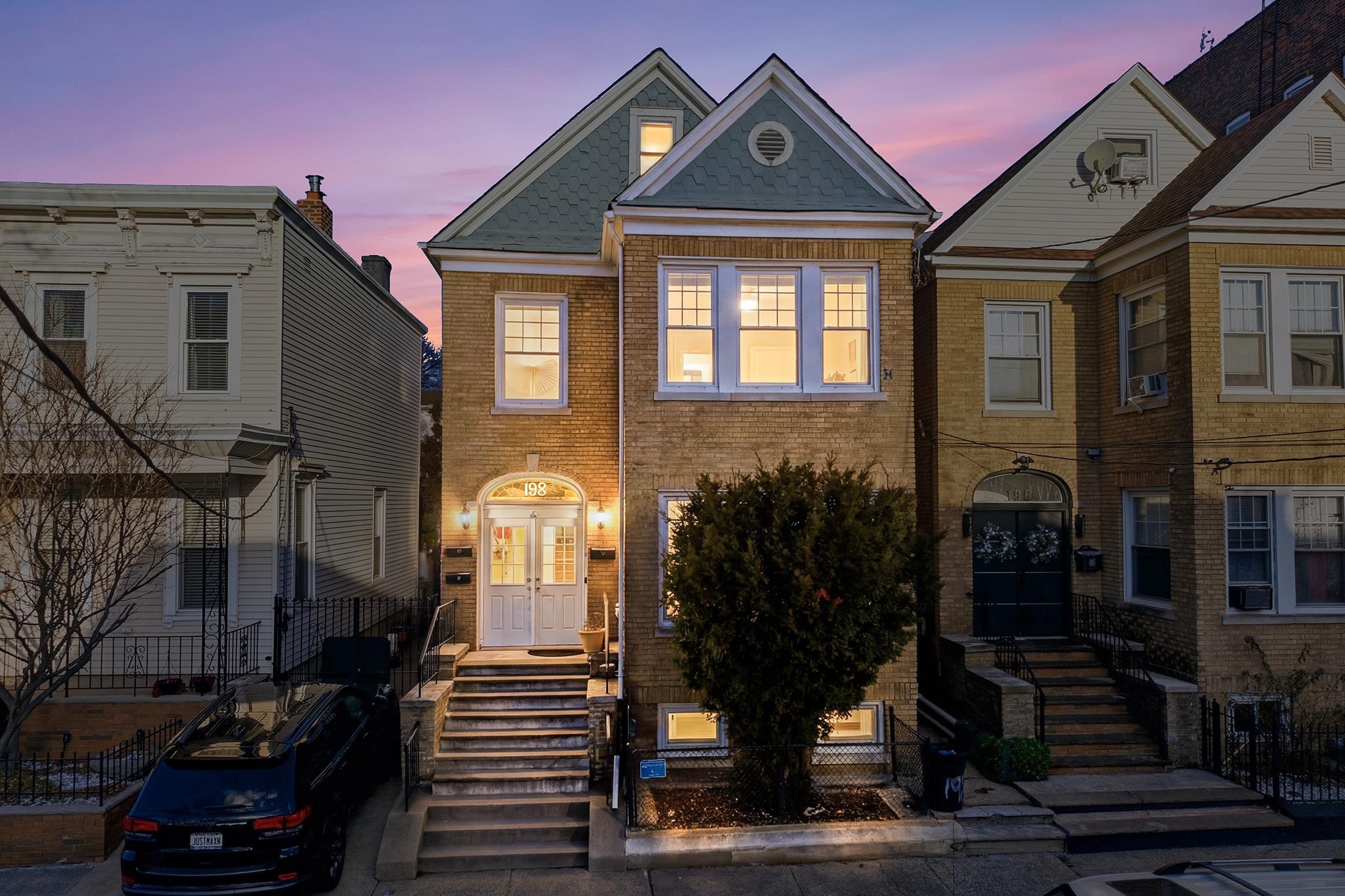 198 DANFORTH AVE