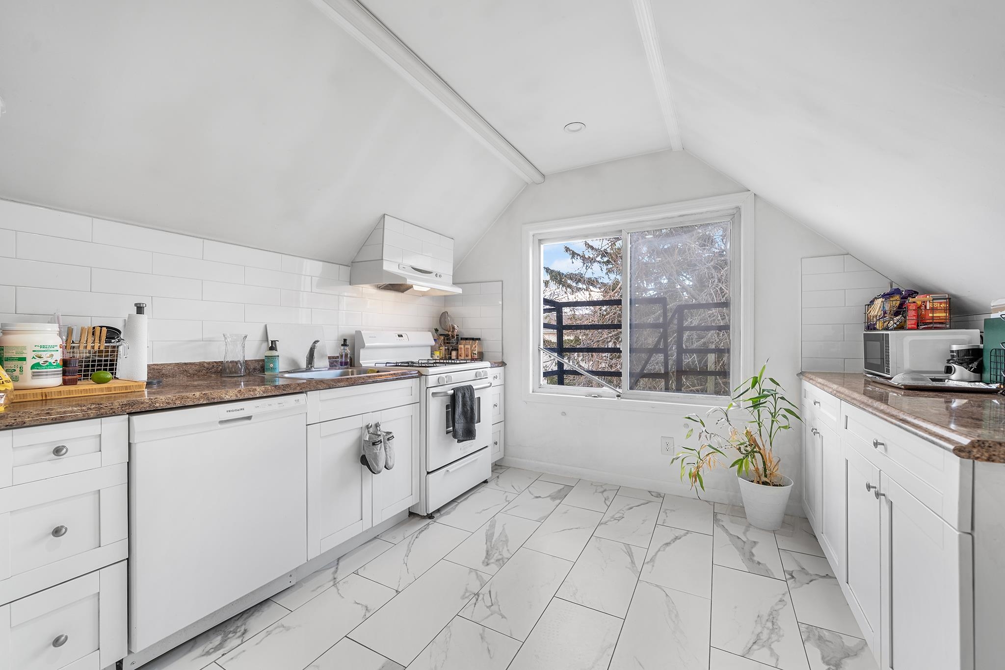 198 DANFORTH AVE