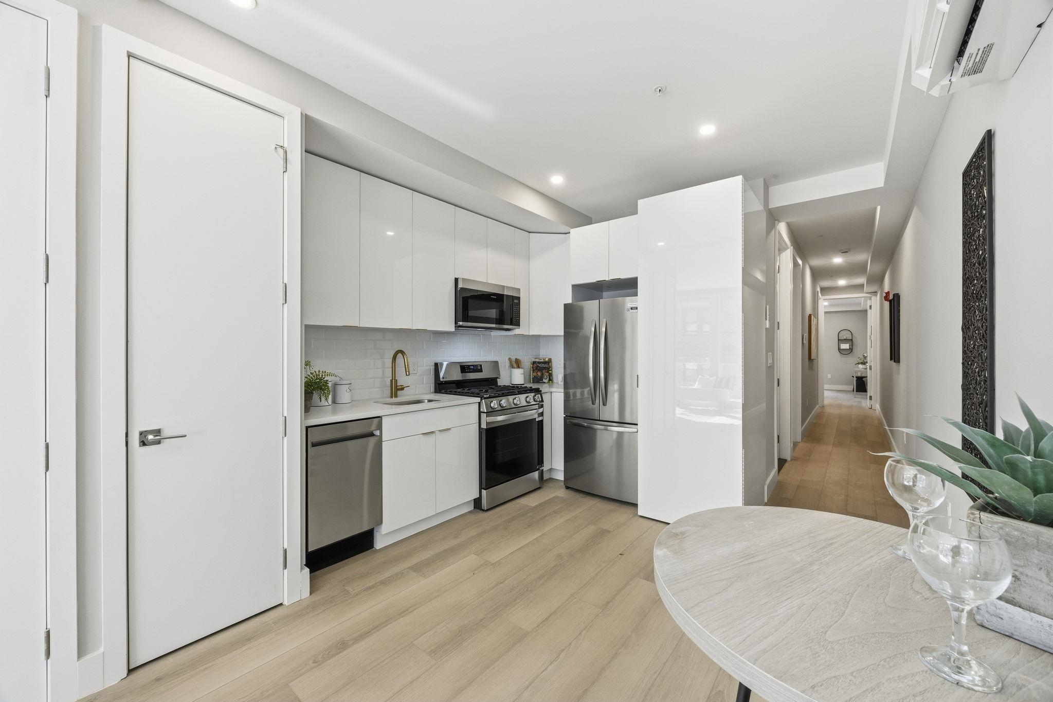 77 VAN REYPEN ST Unit: 2