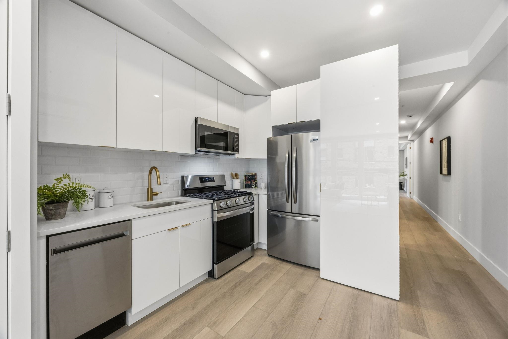 77 VAN REYPEN ST Unit: 2