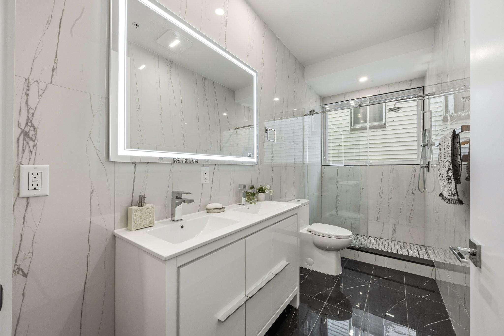 77 VAN REYPEN ST Unit: 2