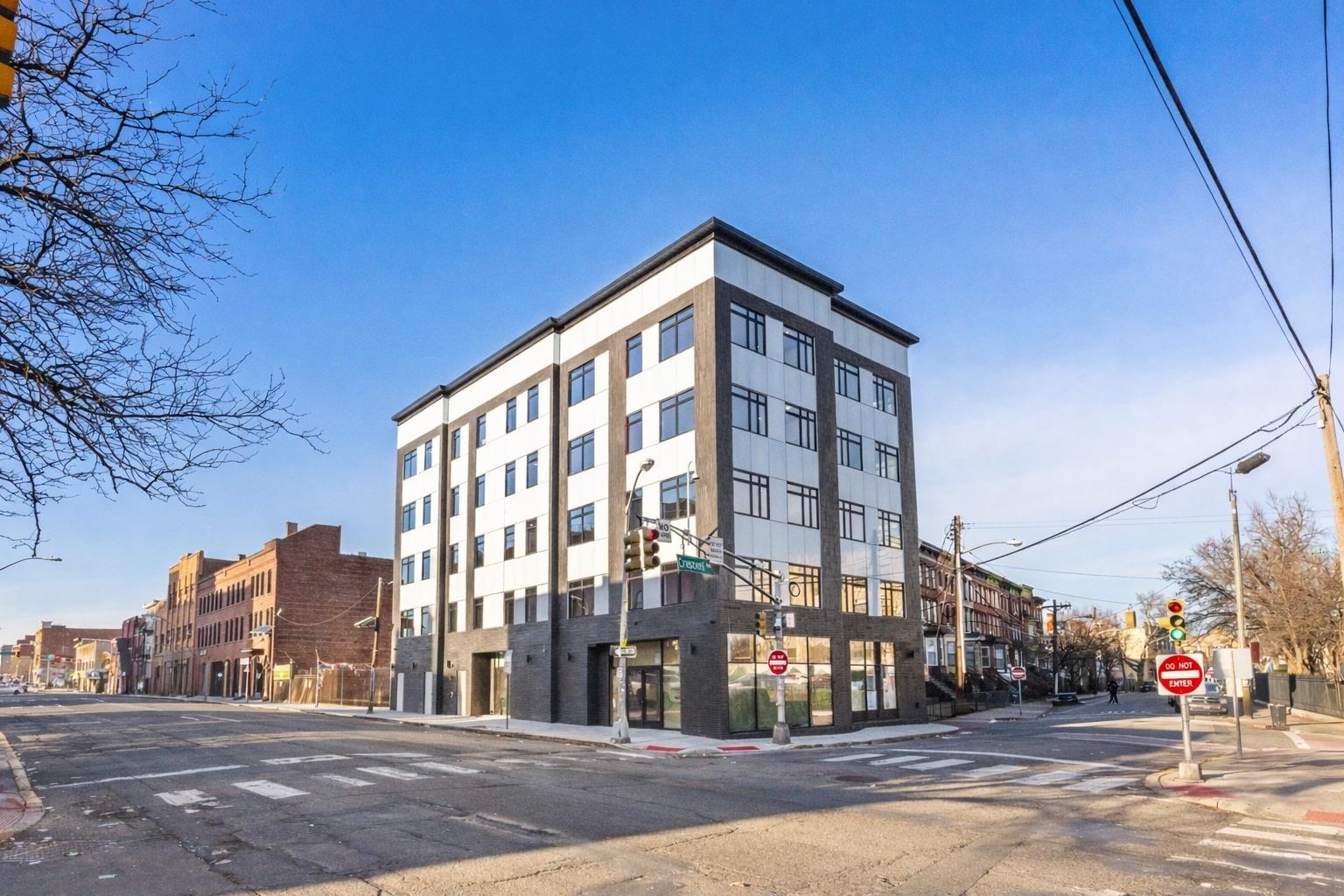 558 COMMUNIPAW AVE Unit: 203