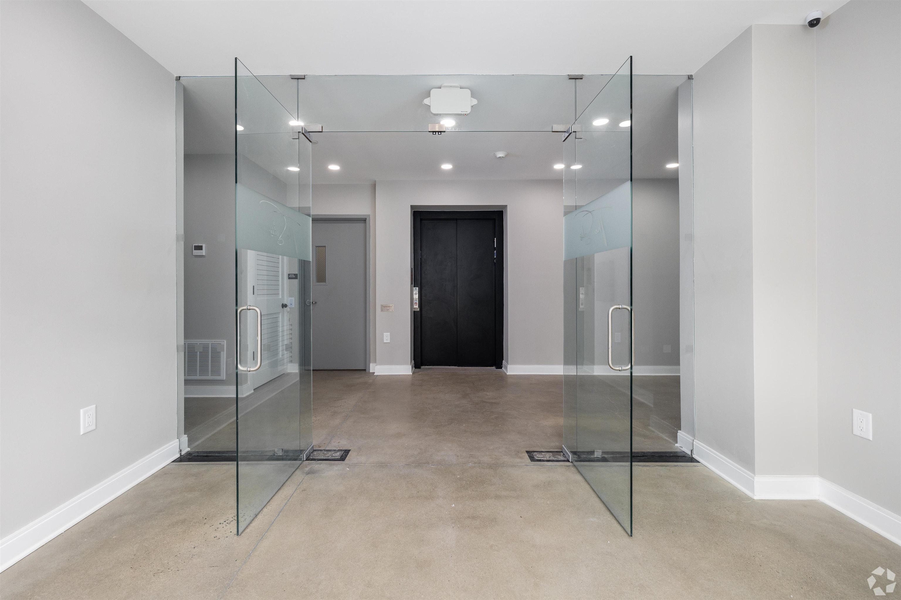 558 COMMUNIPAW AVE Unit: 204