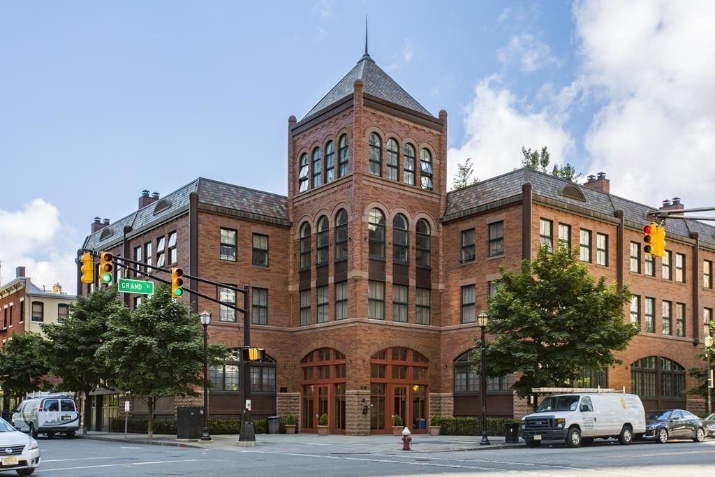 61 GRAND ST Unit: 1C