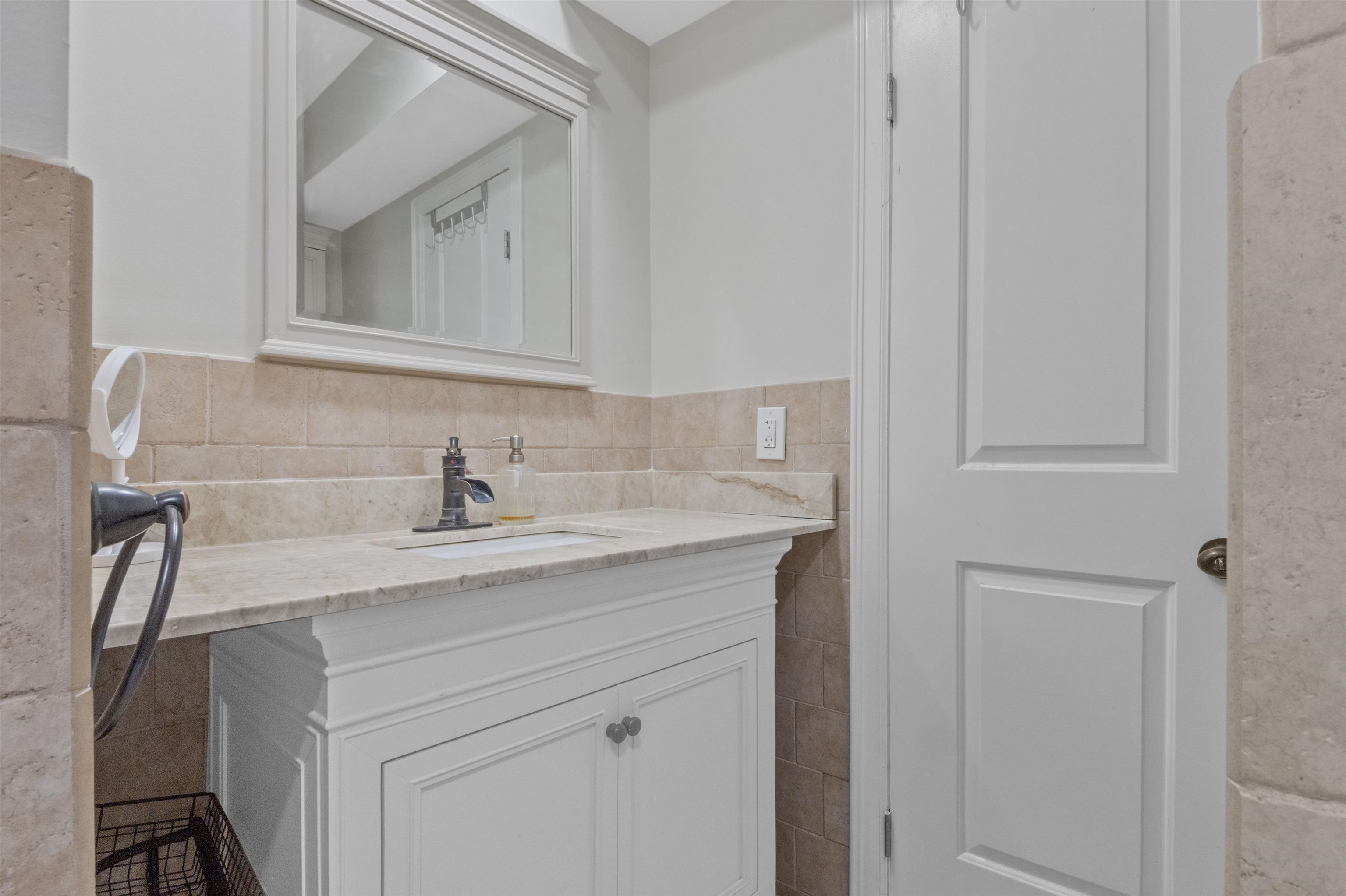 204 BEACON AVE Unit: 2