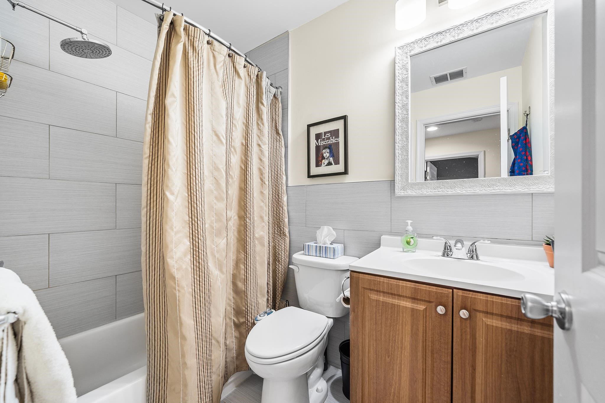 126 GATES AVE Unit: B