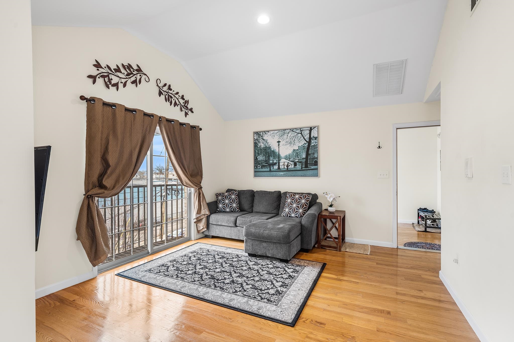 126 GATES AVE Unit: B