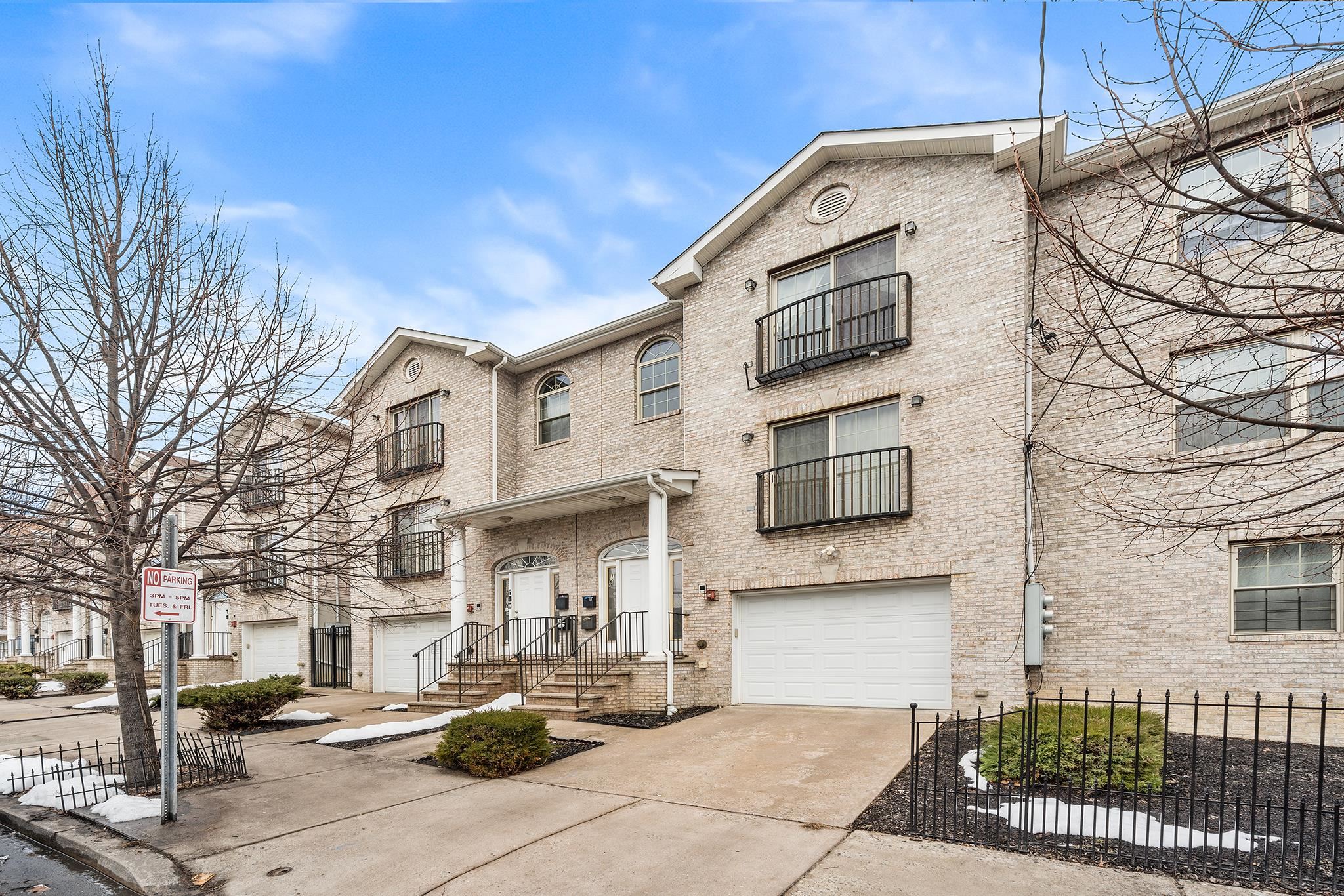 126 GATES AVE Unit: B