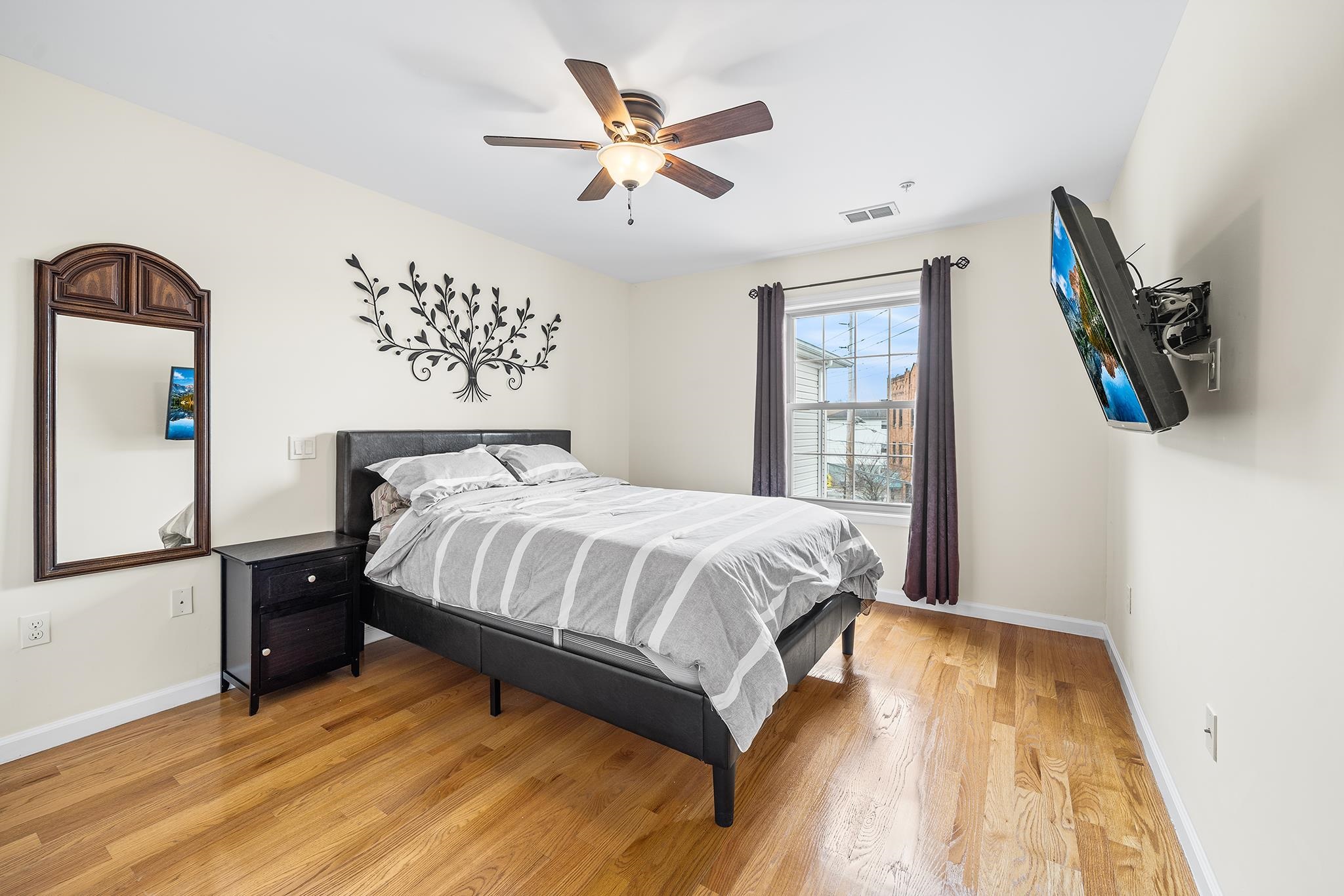 126 GATES AVE Unit: B