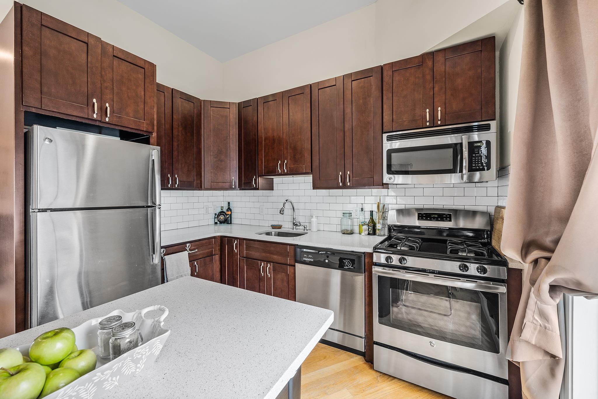 126 GATES AVE Unit: B