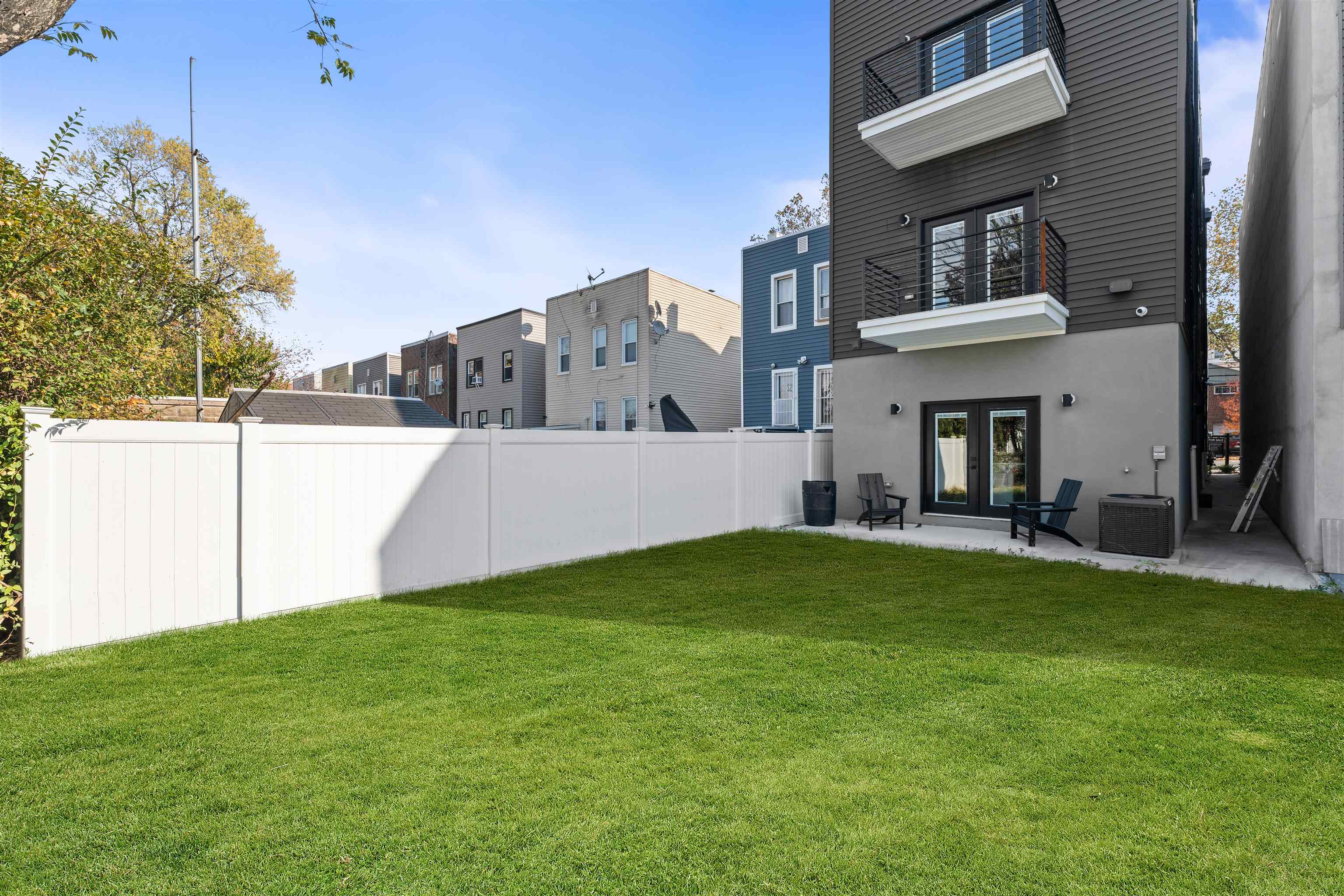 135 NELSON AVE Unit: #1