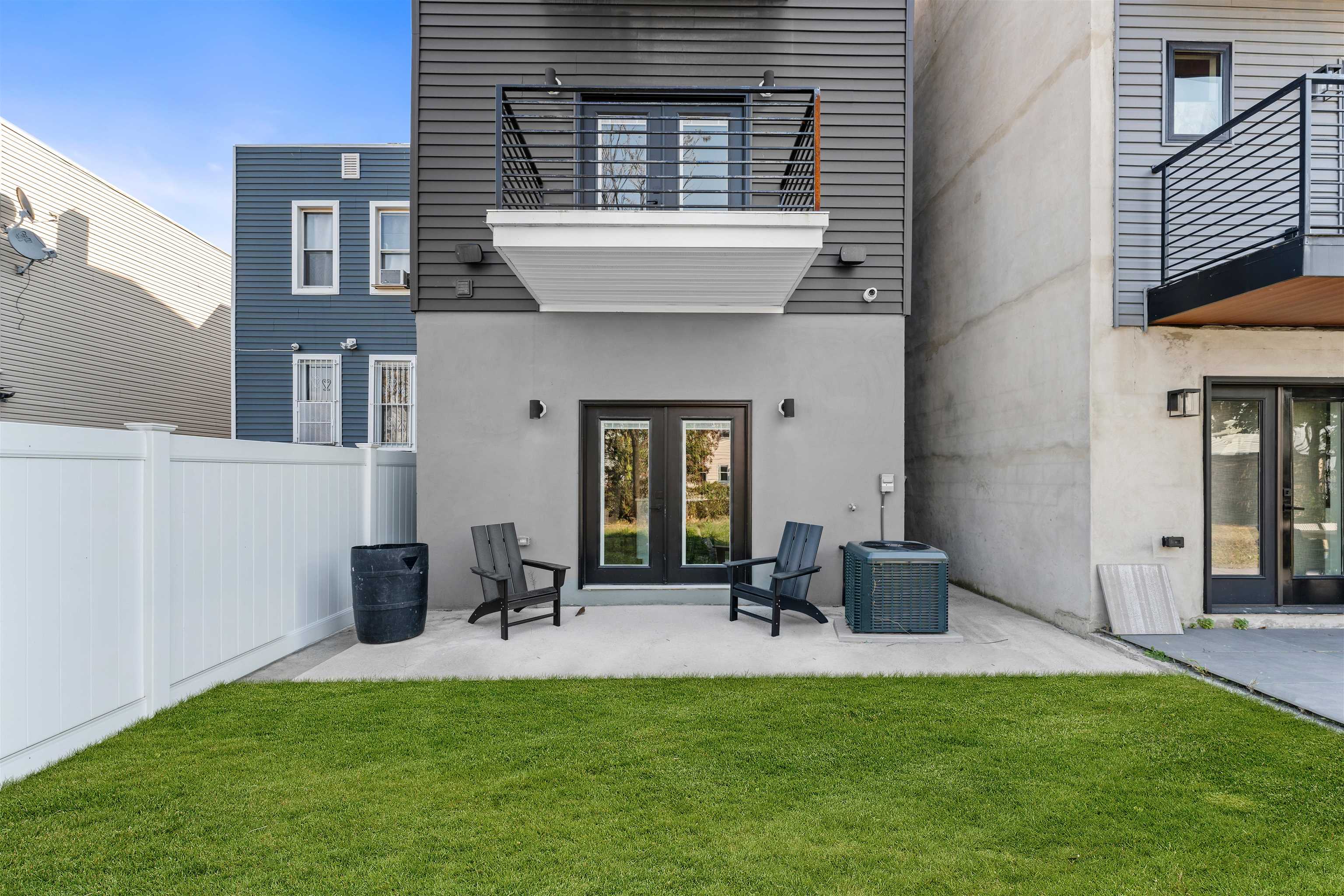 135 NELSON AVE Unit: #1