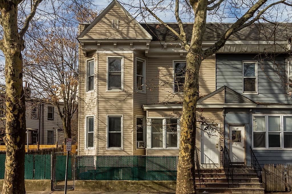 35 ROSE AVE