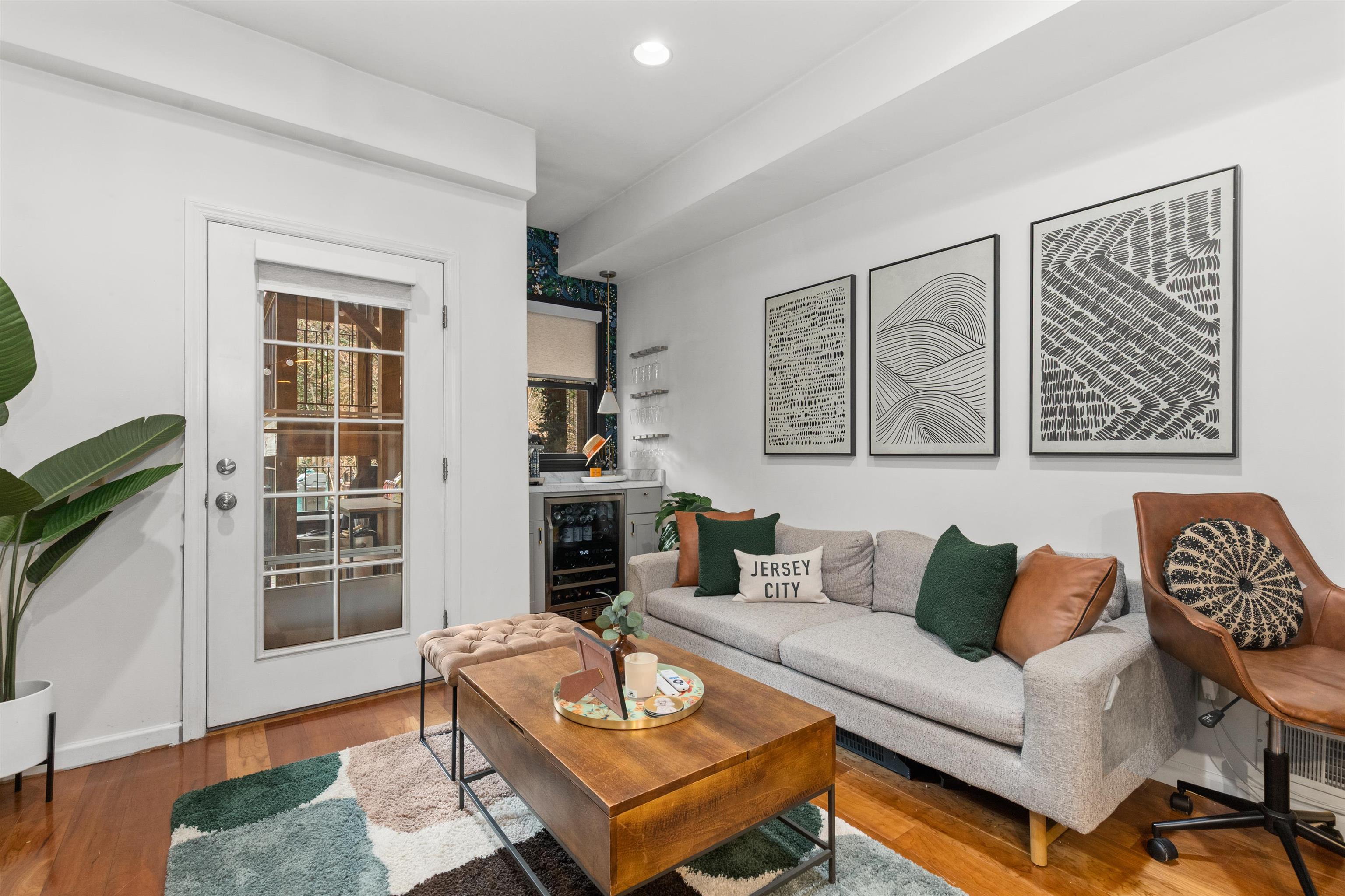 447 PAVONIA AVE Unit: 1L