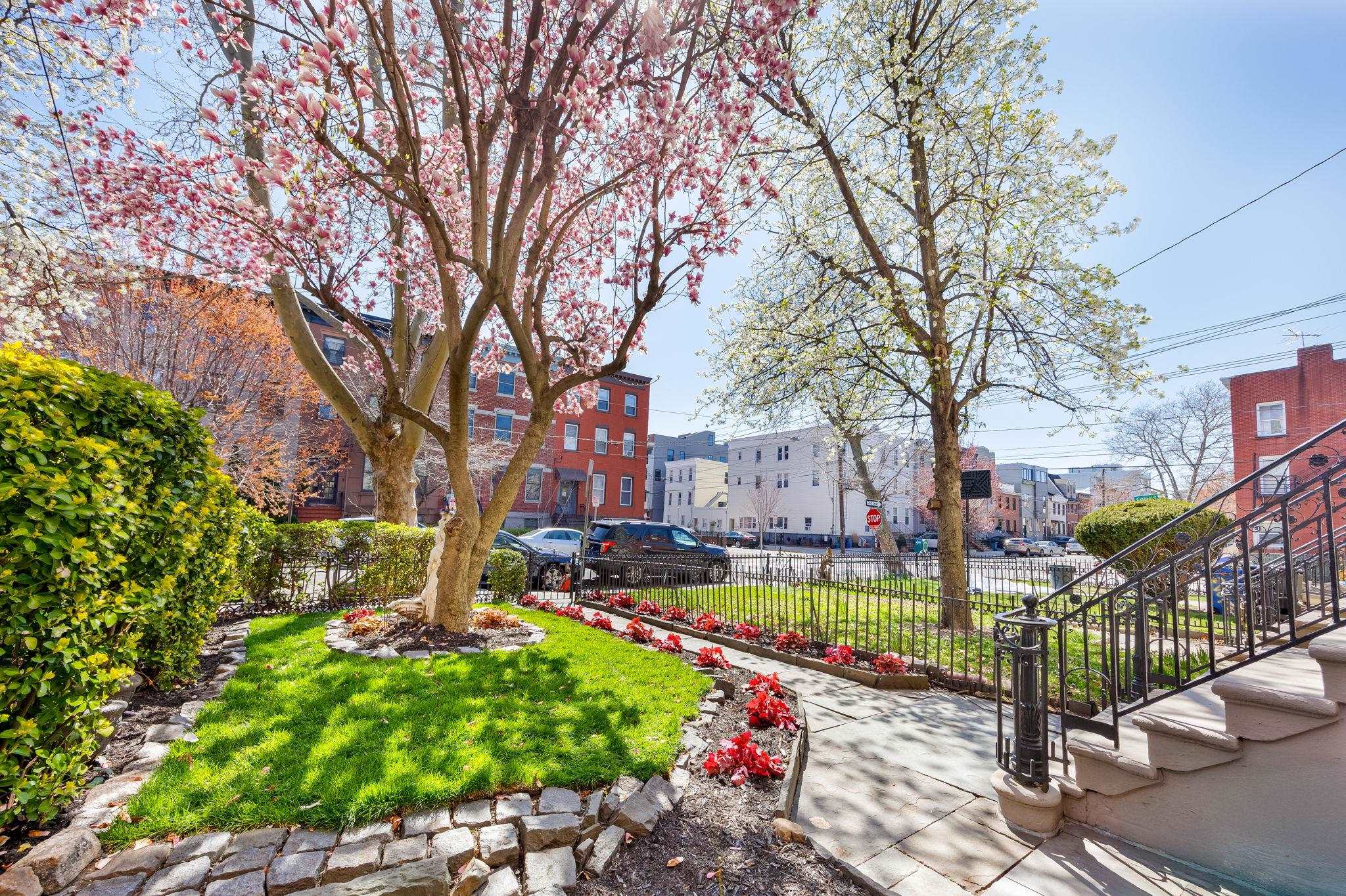 294 4TH ST Unit: 1