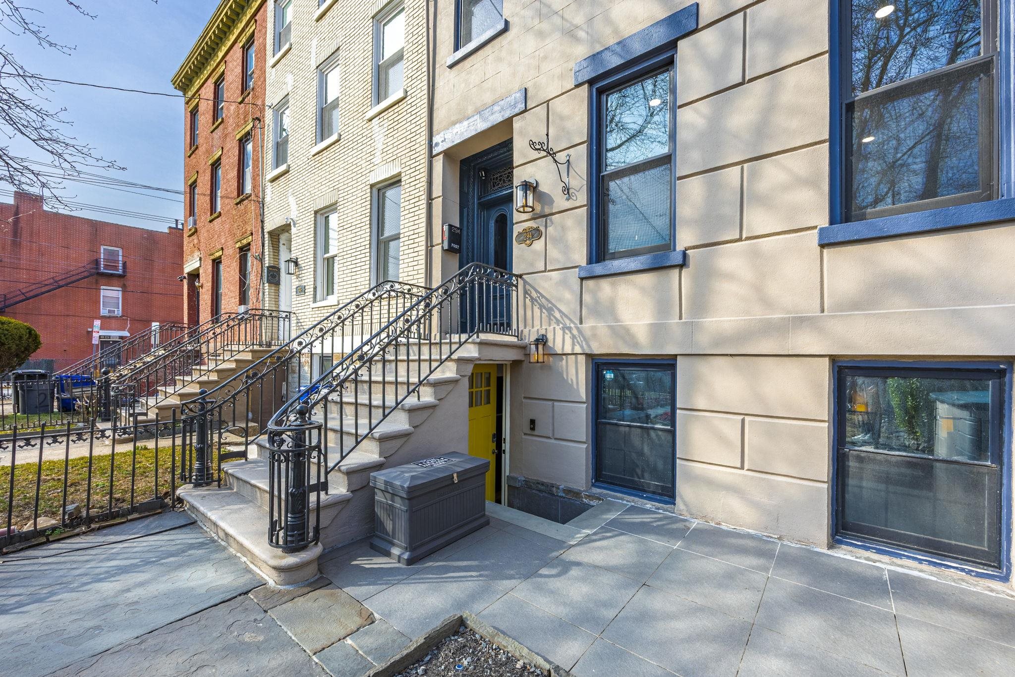 294 4TH ST Unit: 1
