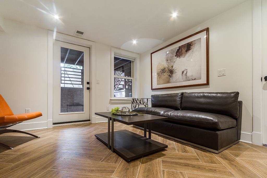 220.5 3RD ST
