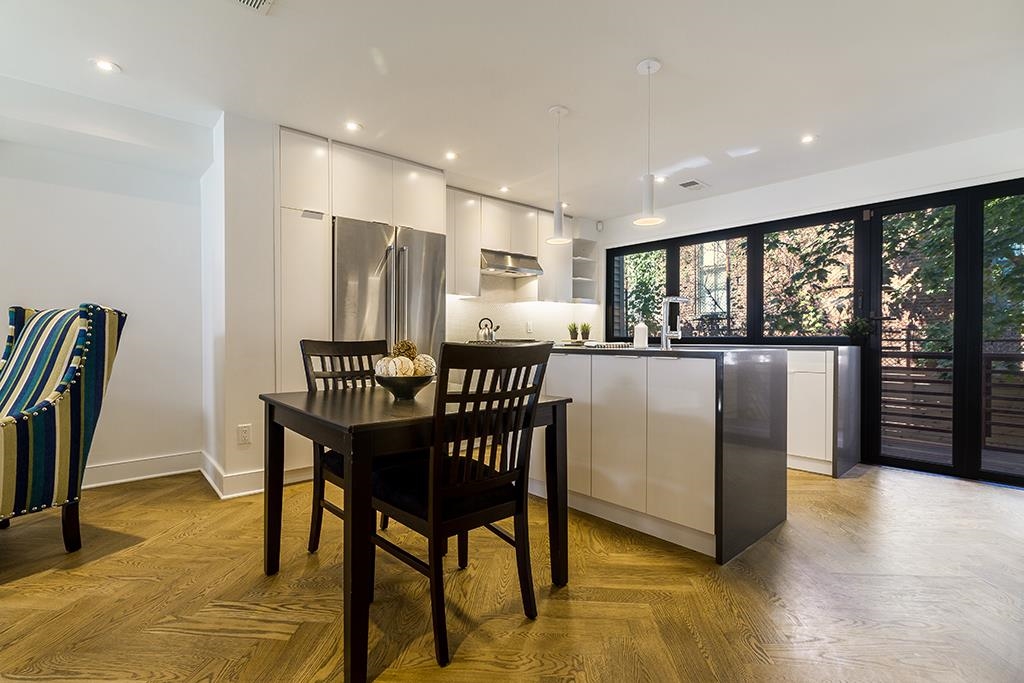 220.5 3RD ST
