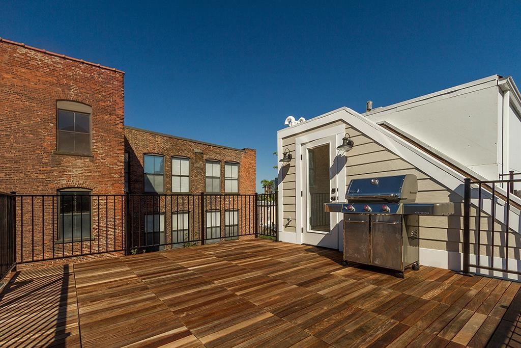 220.5 3RD ST
