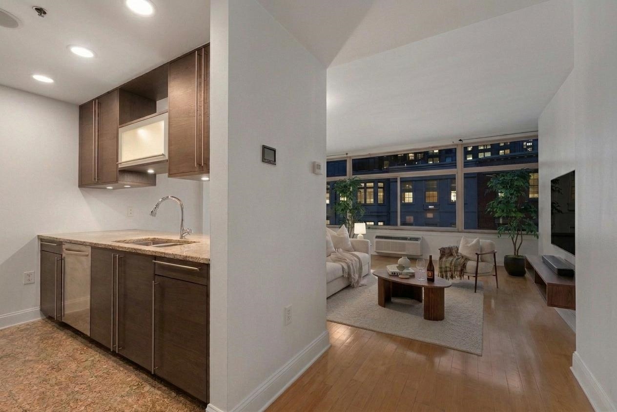 10 REGENT ST Unit: 415