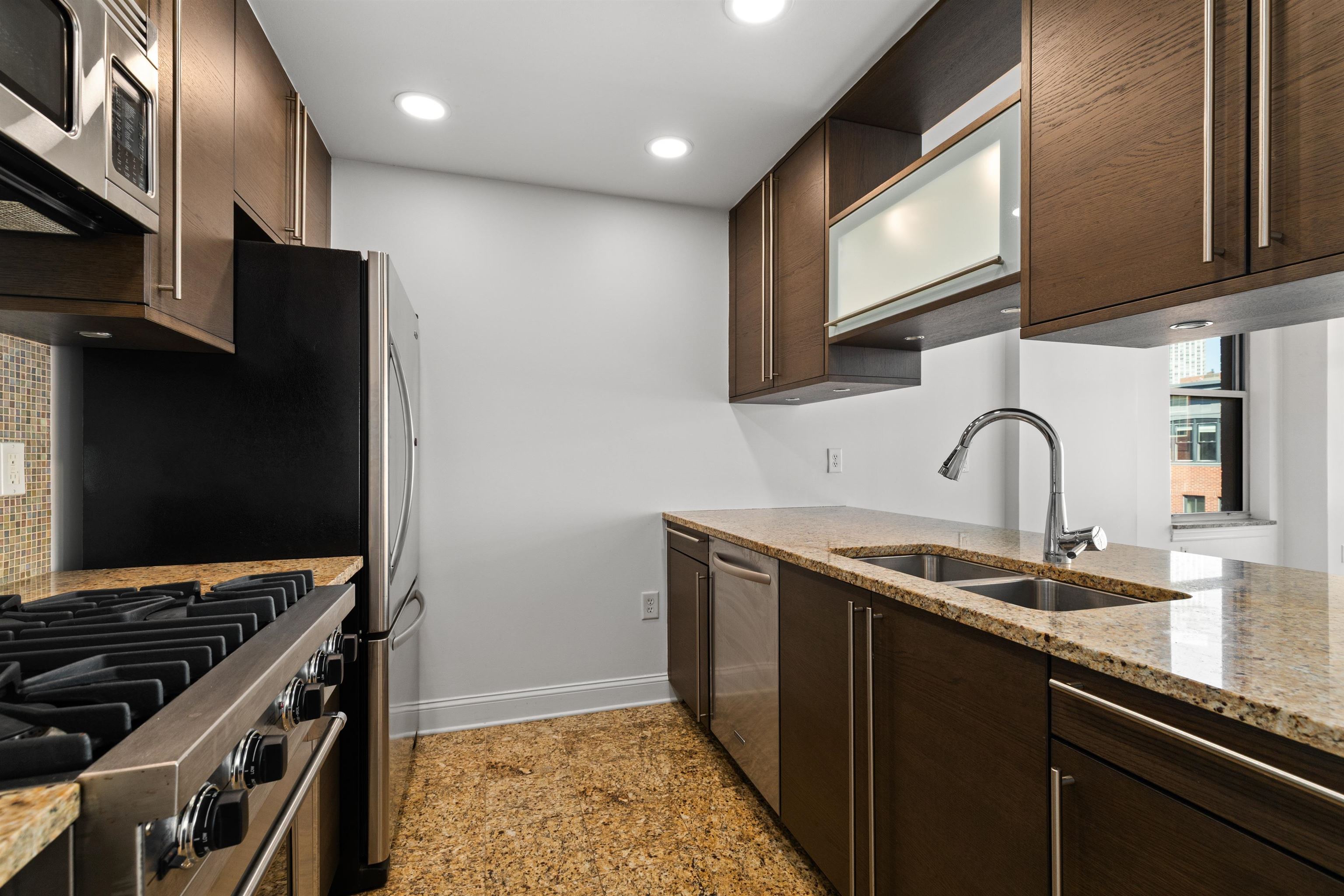 10 REGENT ST Unit: 415