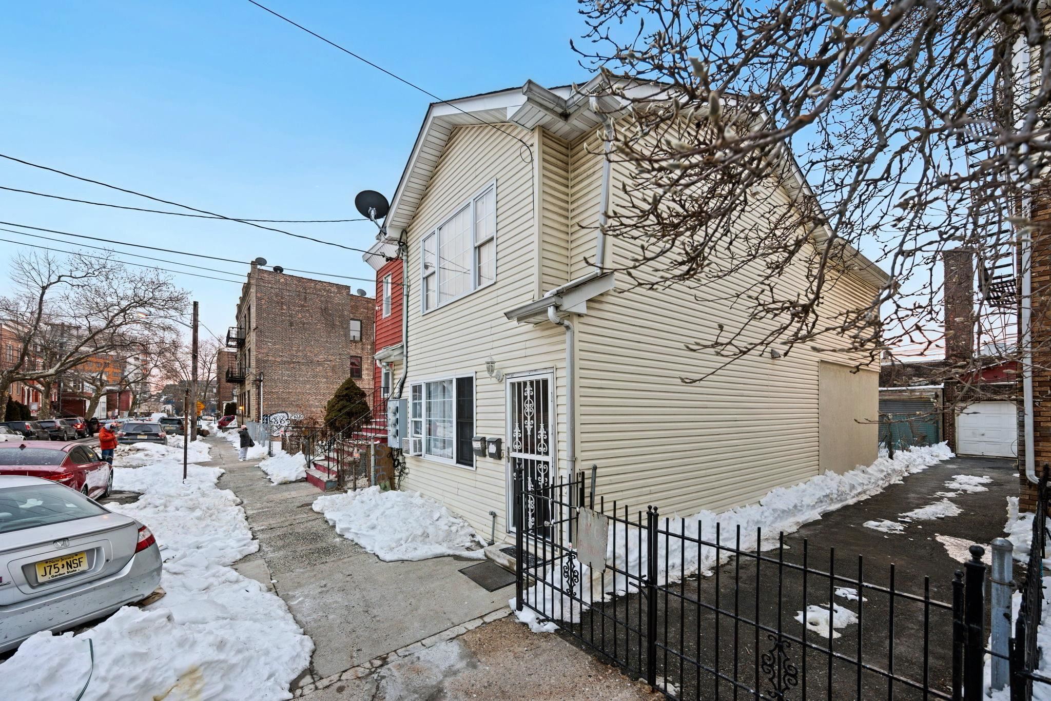 41-43 STORMS AVE