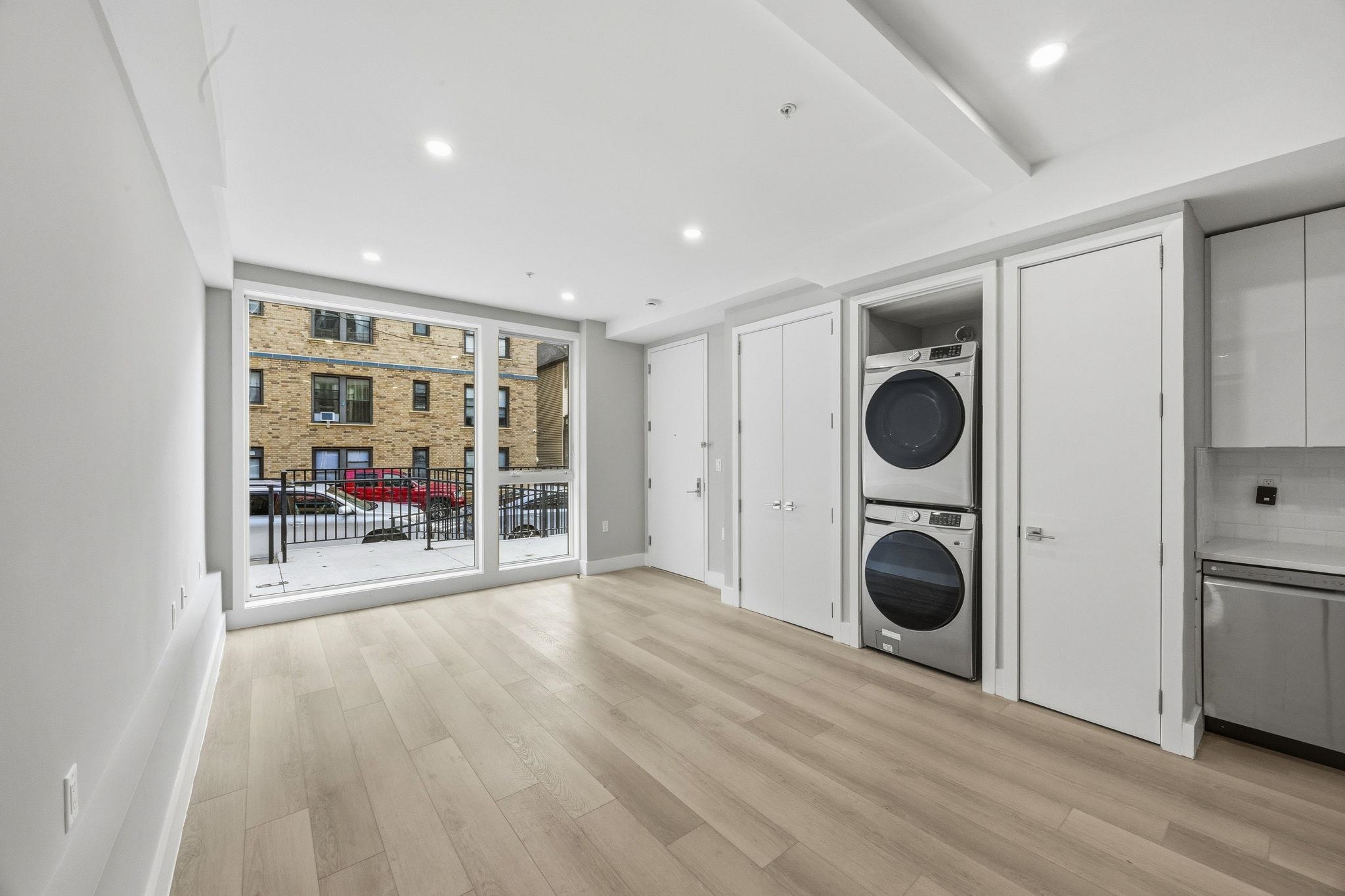 77 VAN REYPEN ST Unit: 1