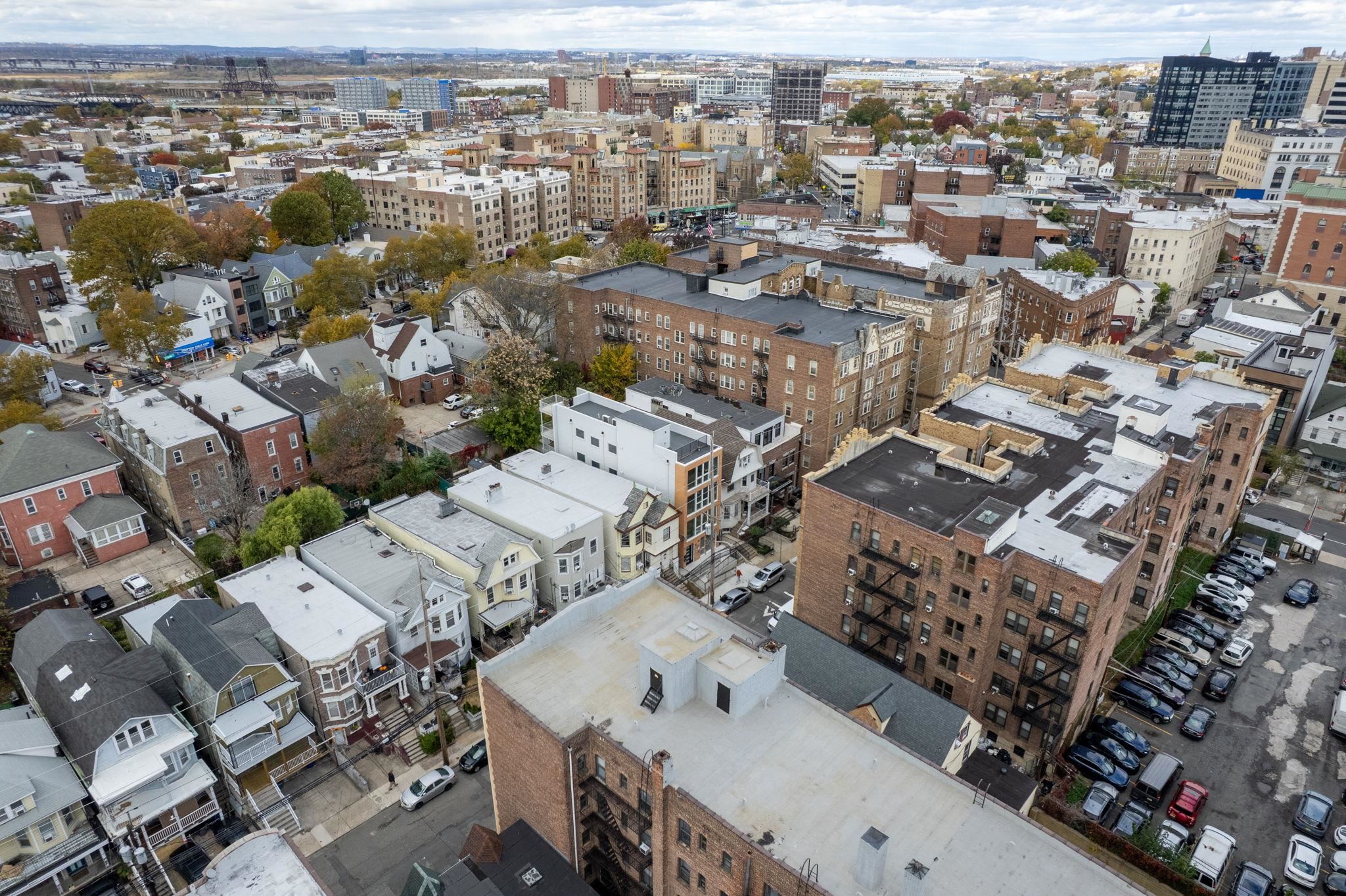 77 VAN REYPEN ST Unit: 1