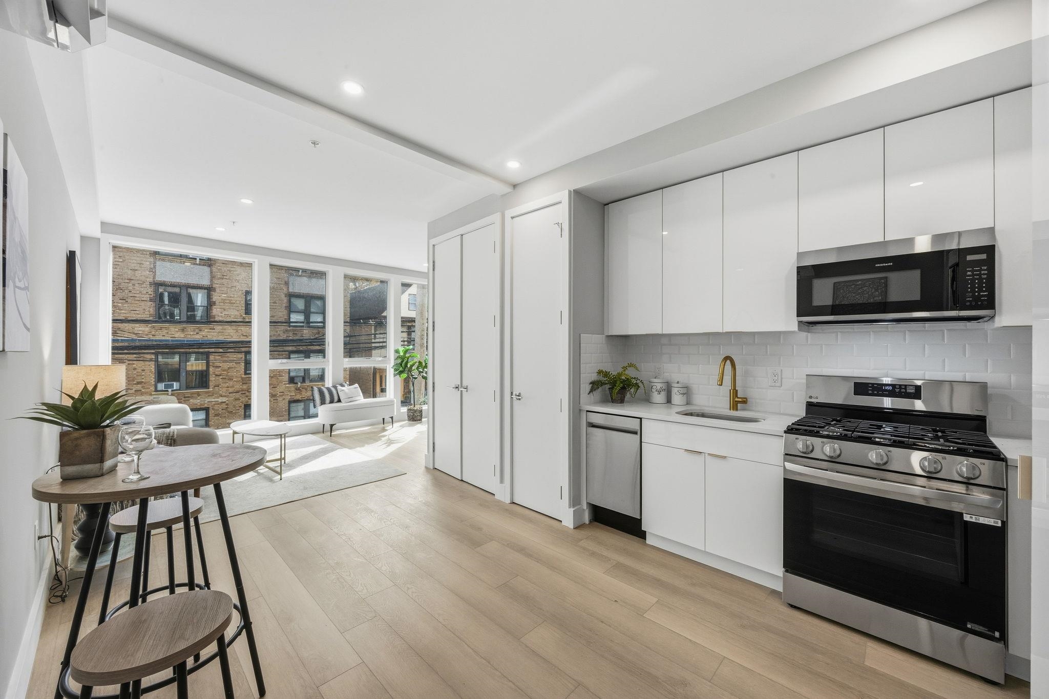 77 VAN REYPEN ST Unit: 1