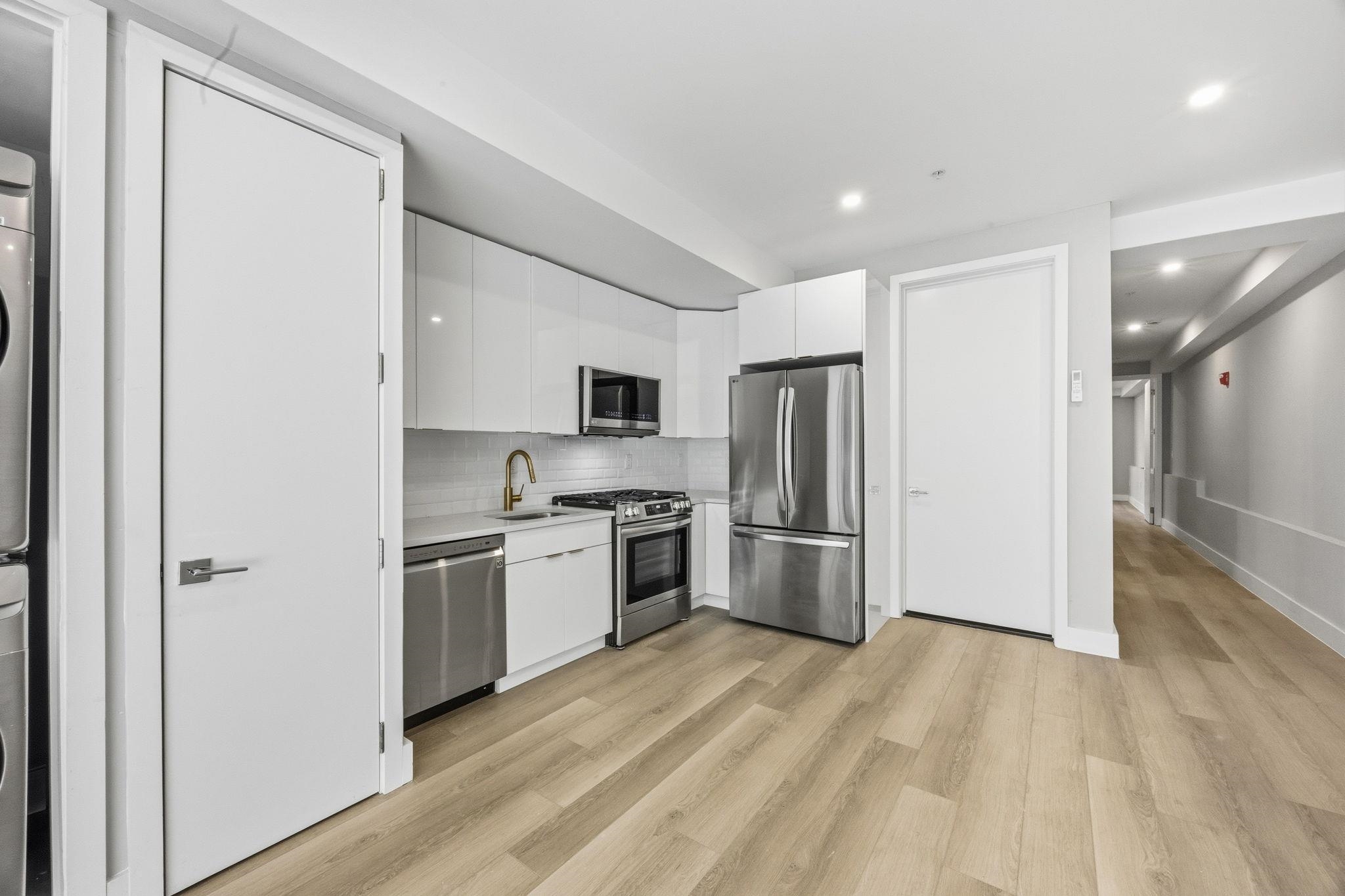 77 VAN REYPEN ST Unit: 1