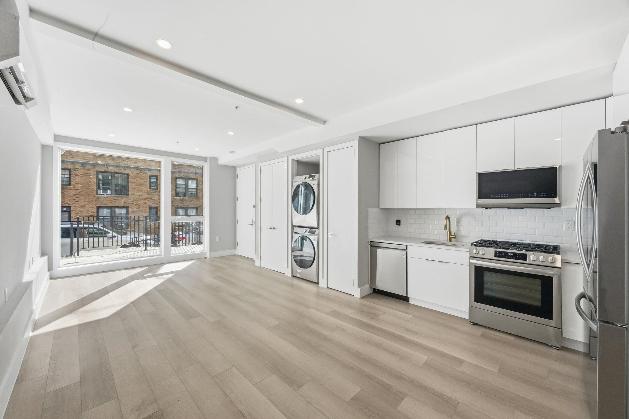 77 VAN REYPEN ST Unit: 1