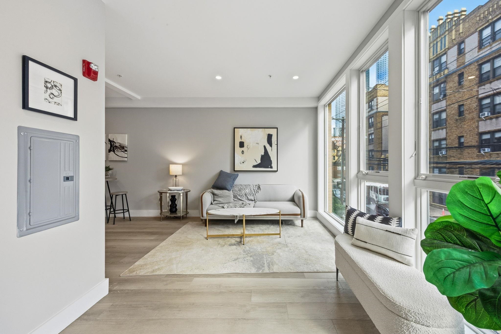 77 VAN REYPEN ST Unit: 2