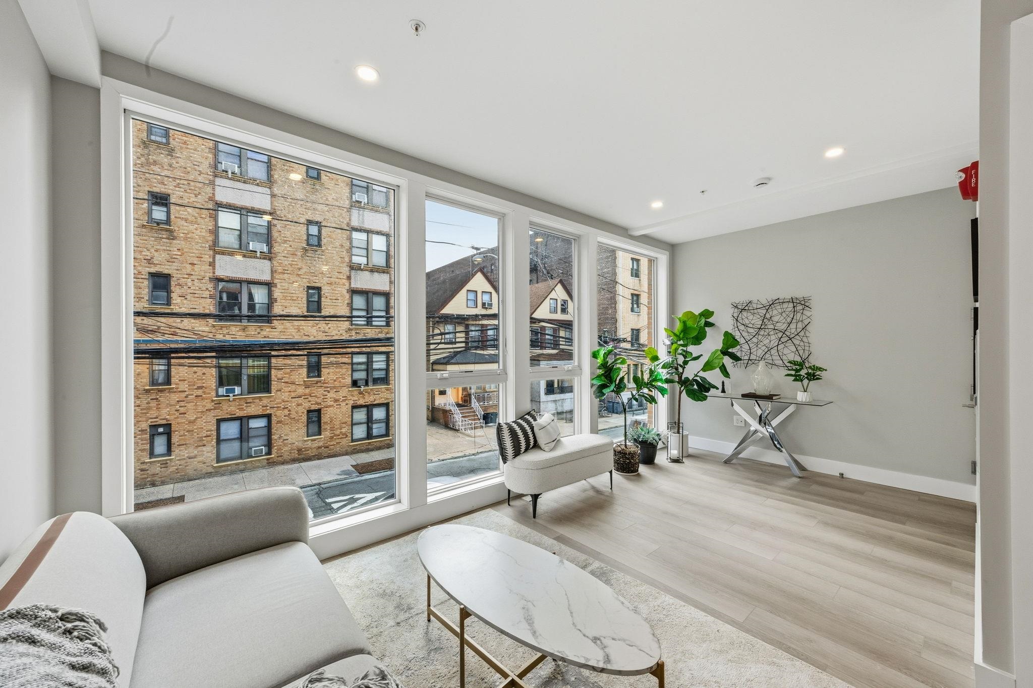 77 VAN REYPEN ST Unit: 2