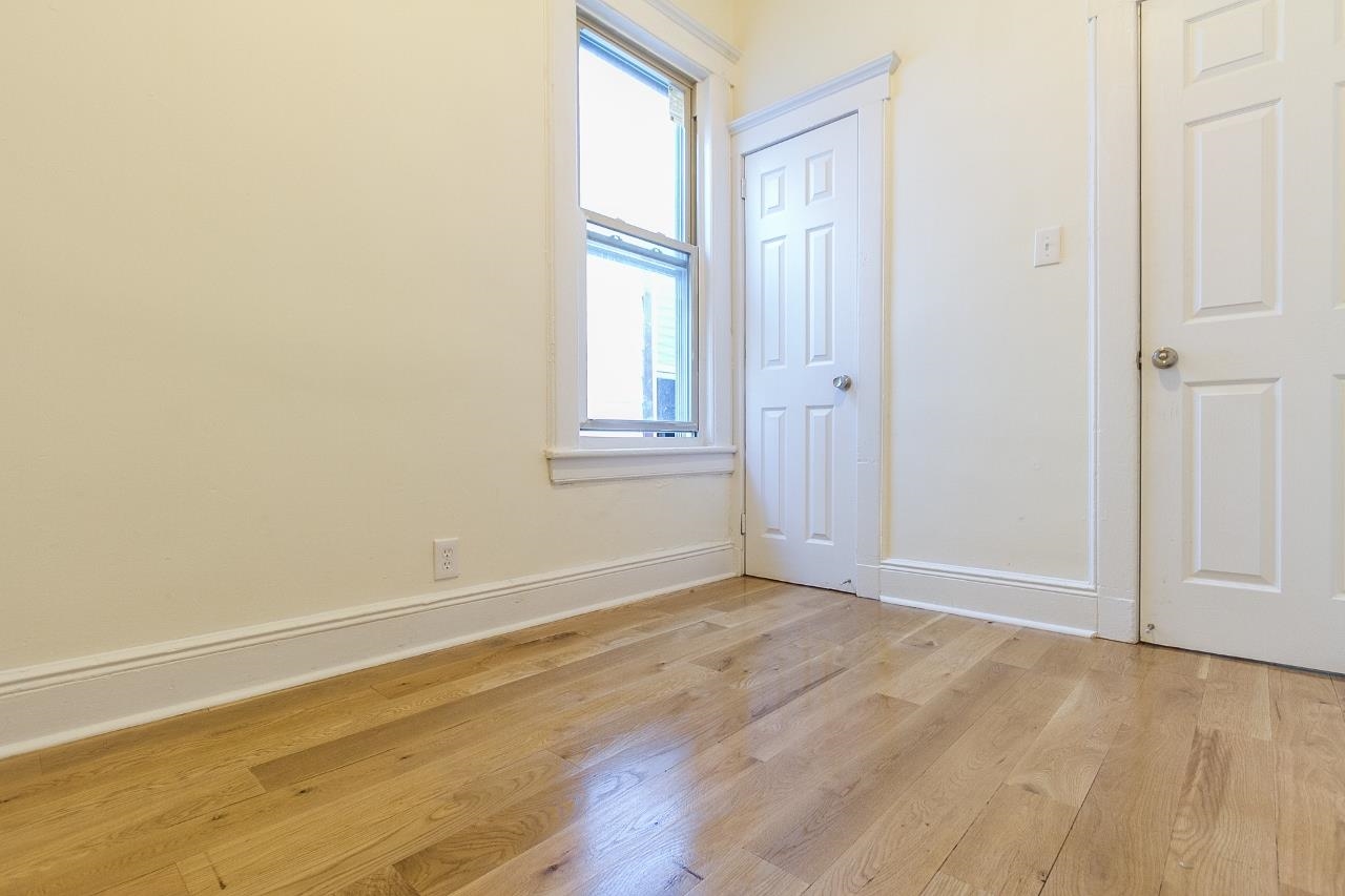 211 MYRTLE AVE