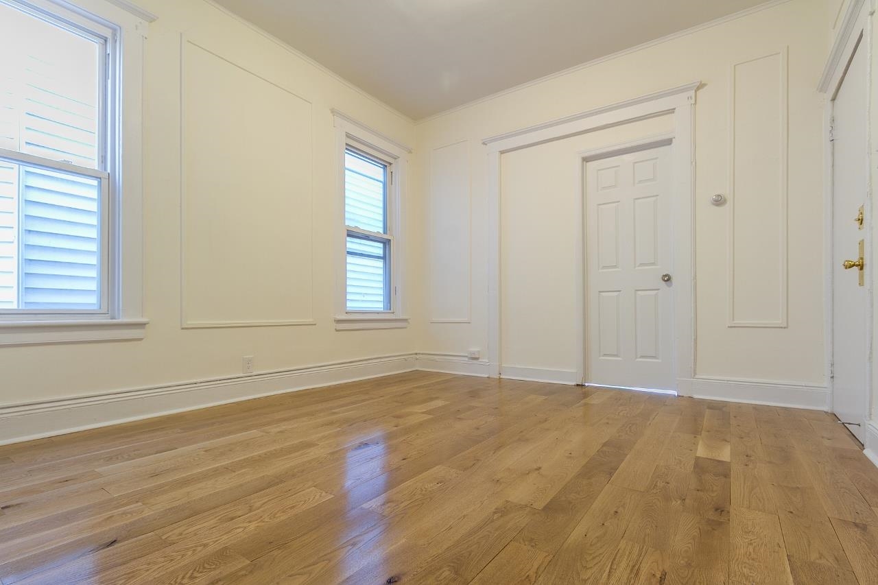 211 MYRTLE AVE