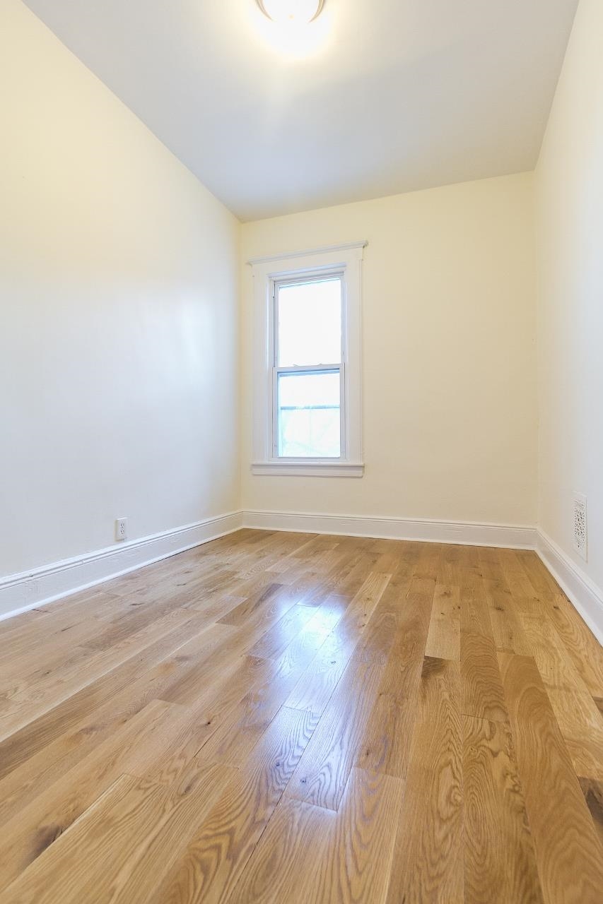 211 MYRTLE AVE