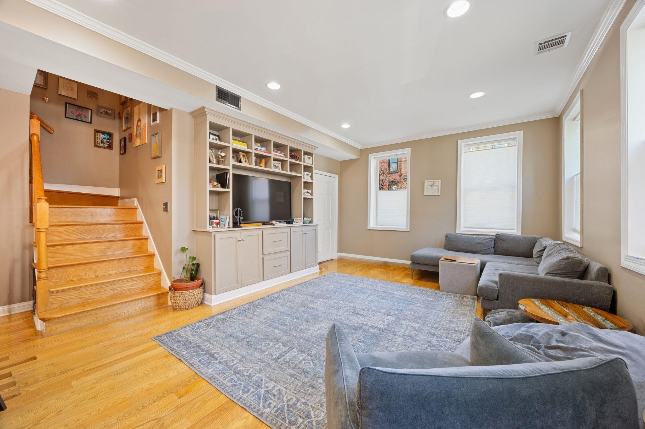 122 COLES ST Unit: 1