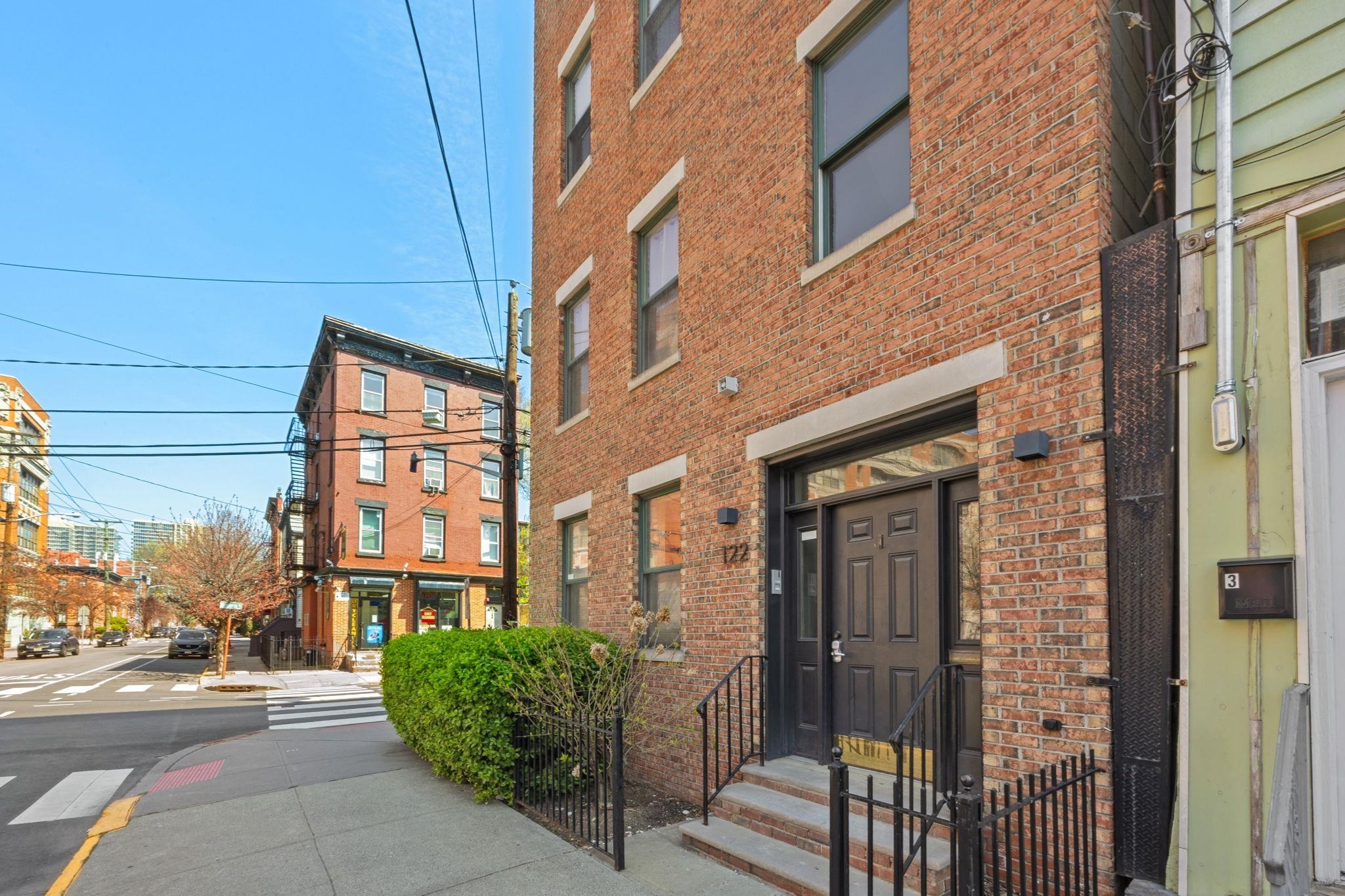 122 COLES ST Unit: 1