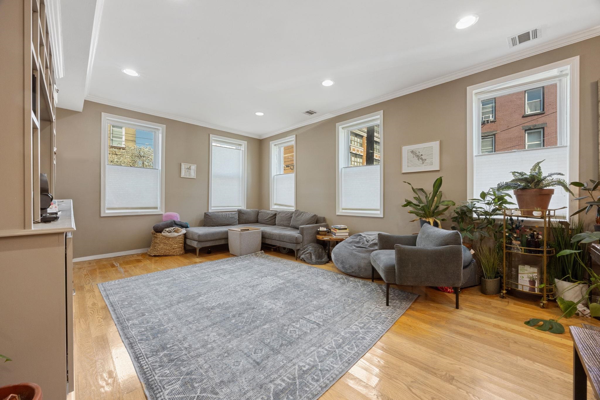 122 COLES ST Unit: 1