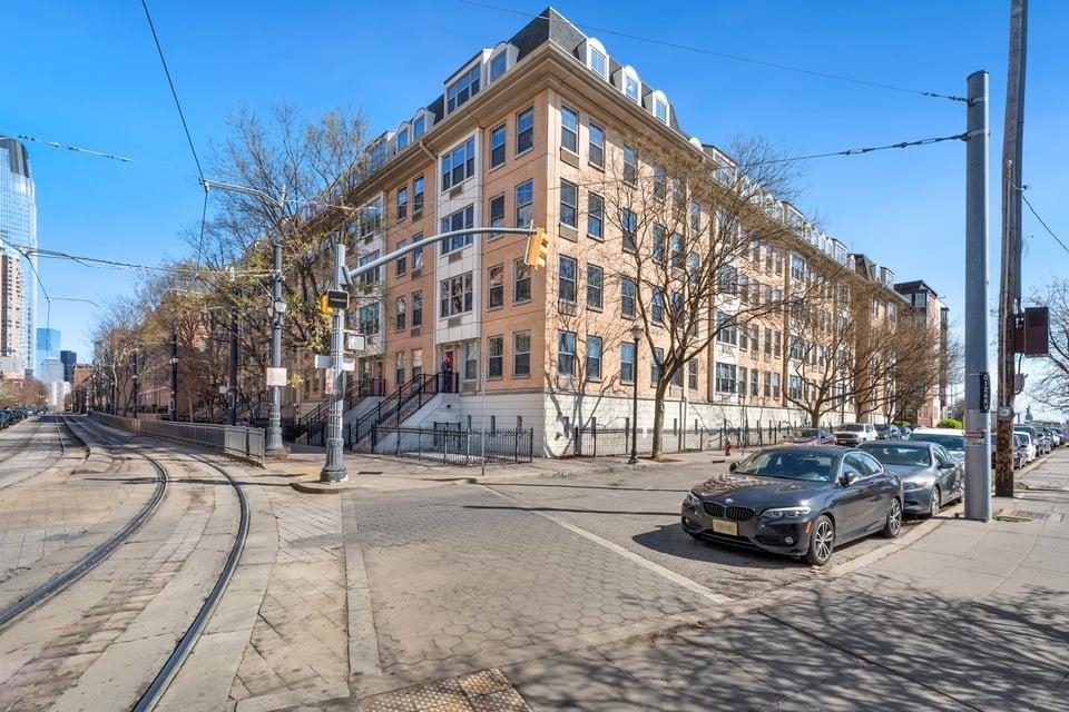 149 ESSEX ST Unit: 2H