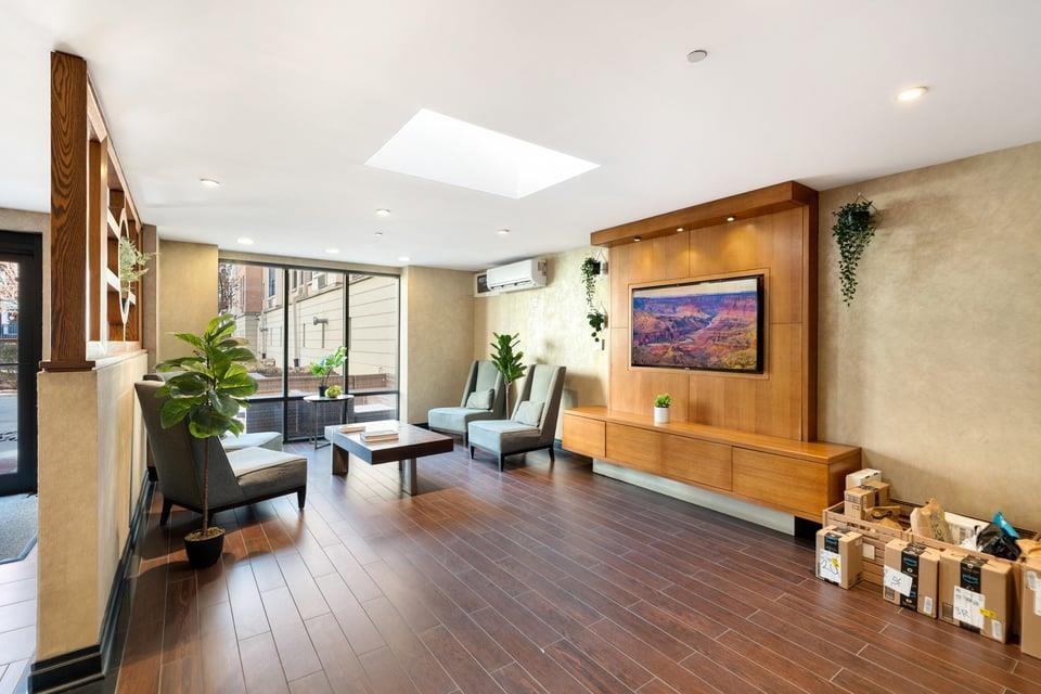 149 ESSEX ST Unit: 2H