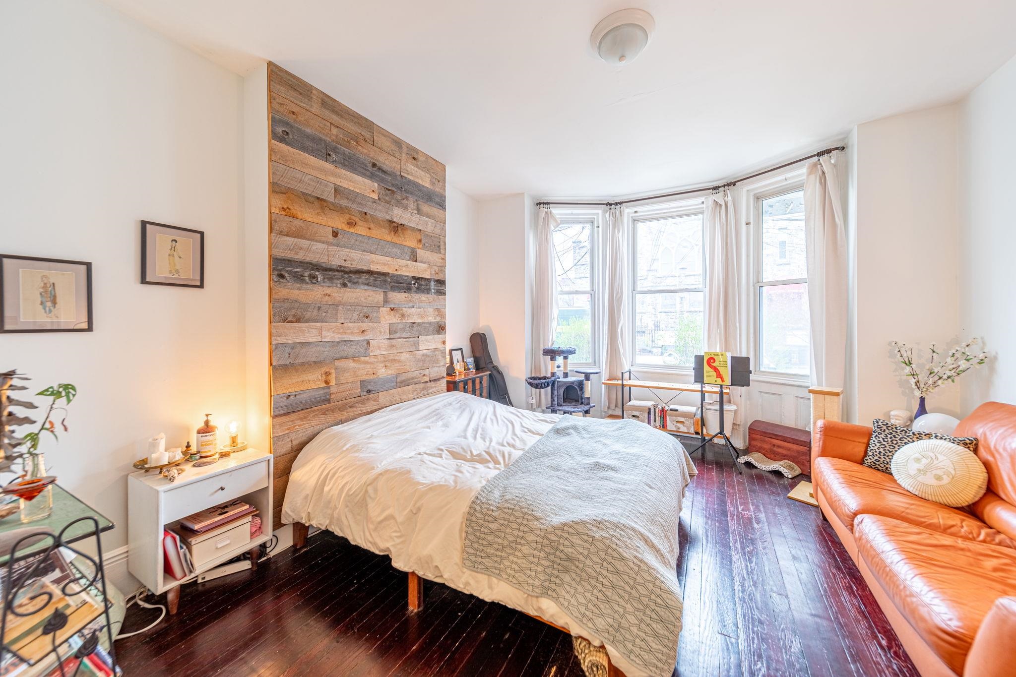 935 SUMMIT AVE Unit: 1