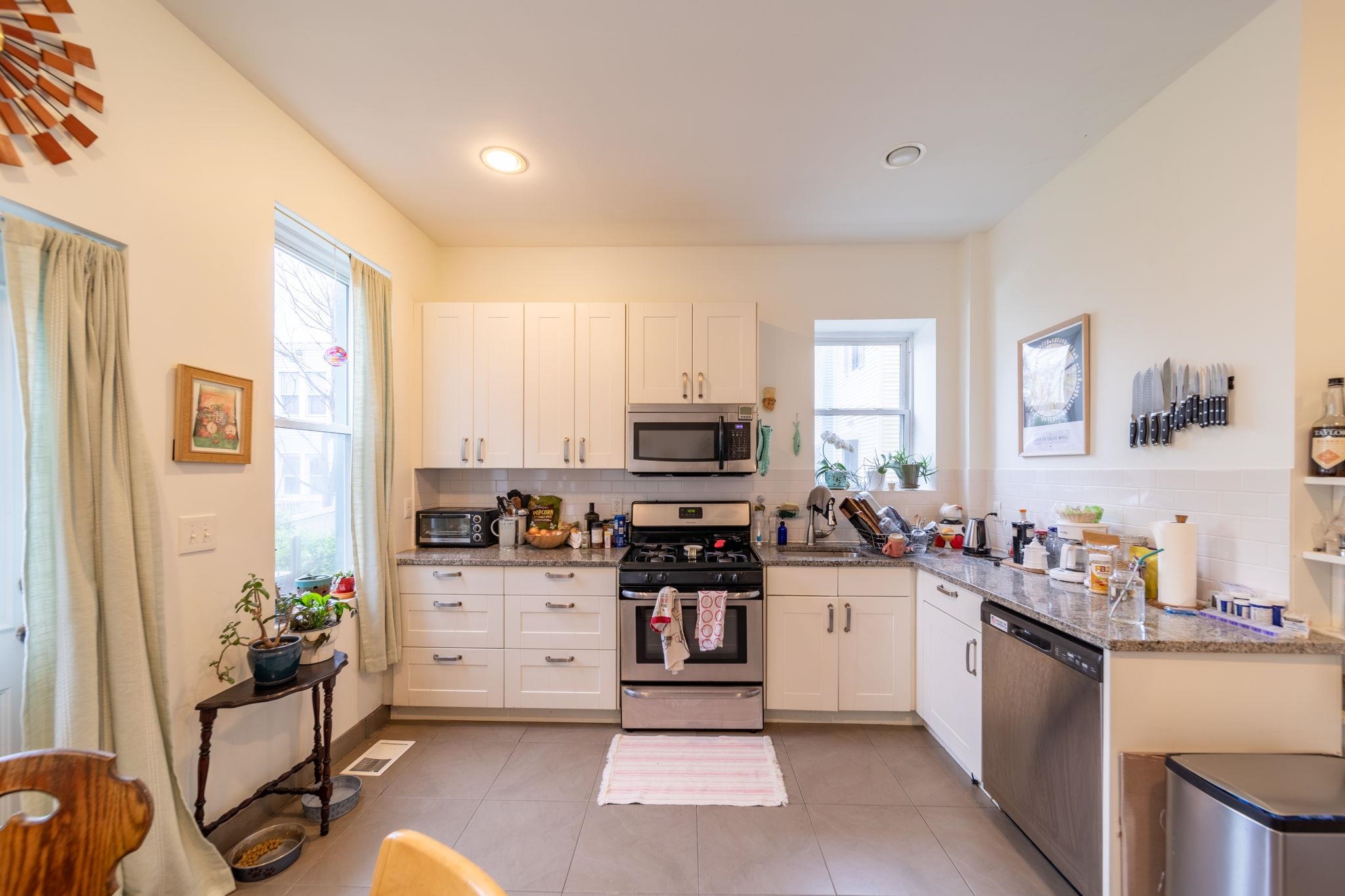 935 SUMMIT AVE Unit: 1