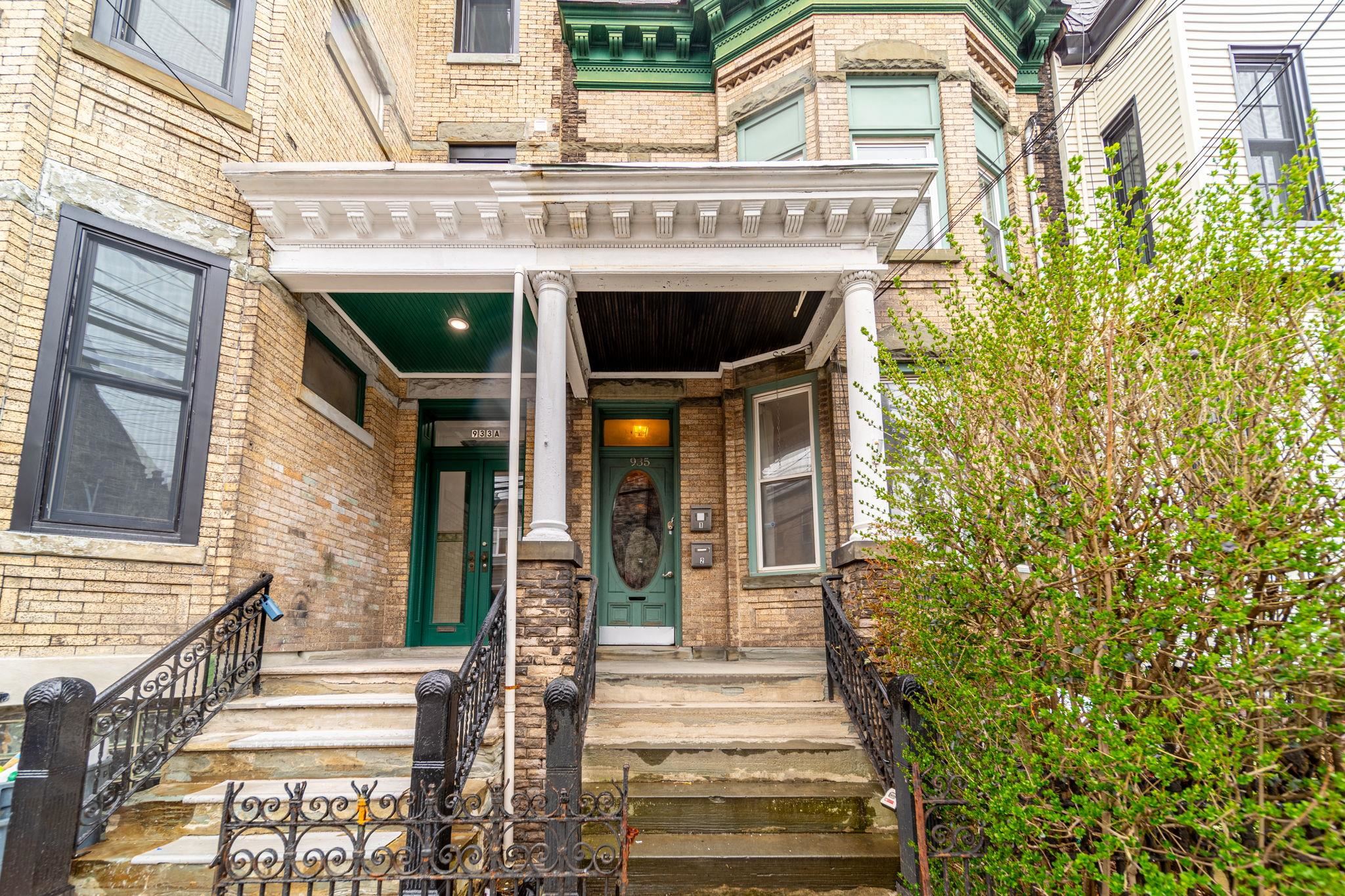 935 SUMMIT AVE Unit: 1