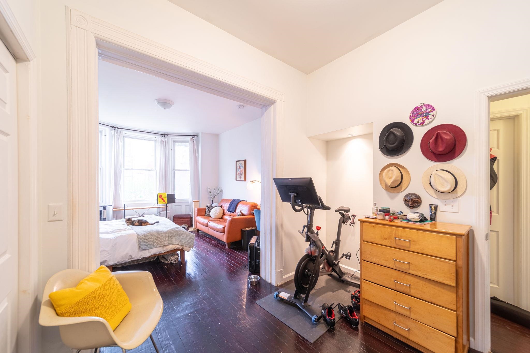 935 SUMMIT AVE Unit: 1