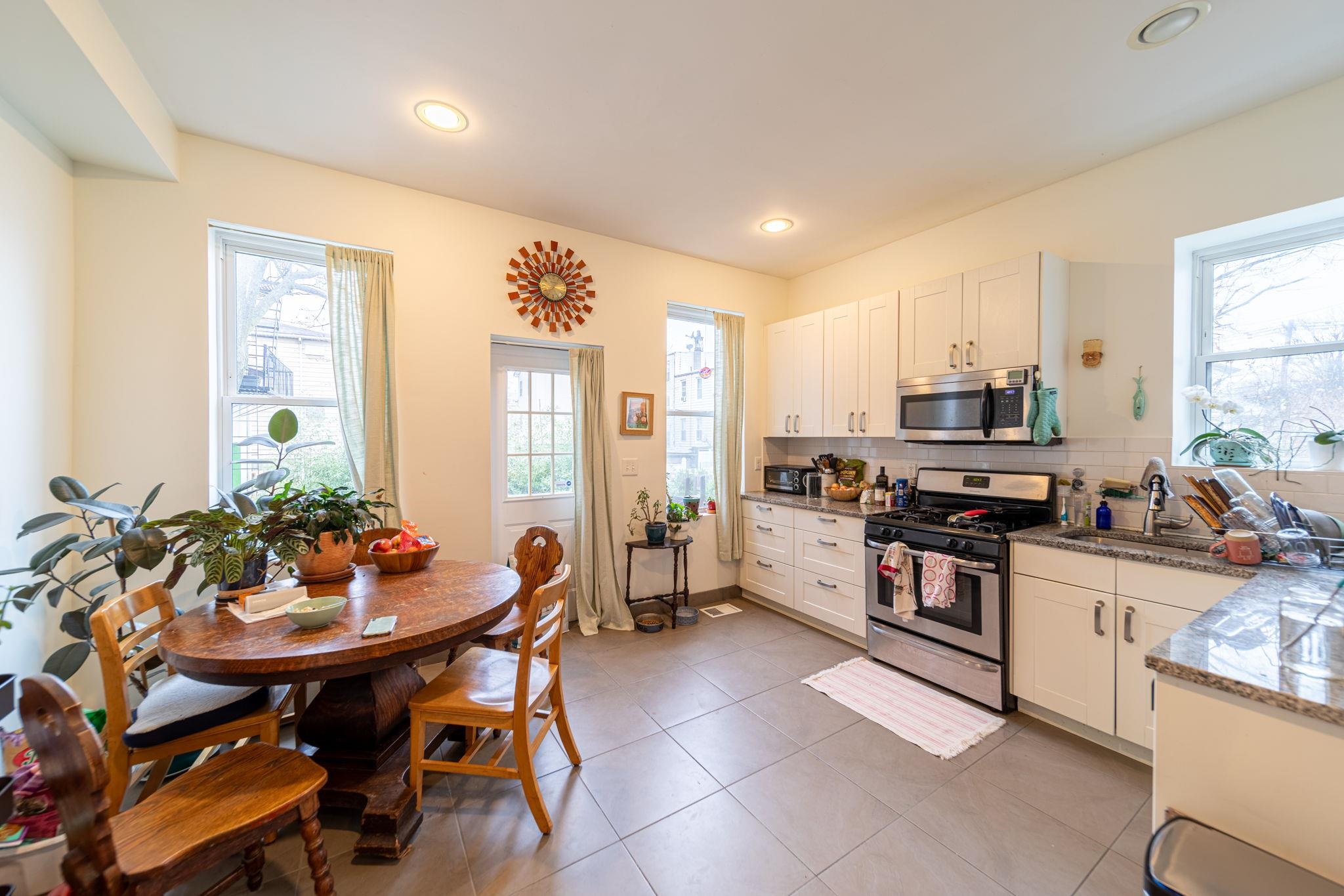 935 SUMMIT AVE Unit: 1