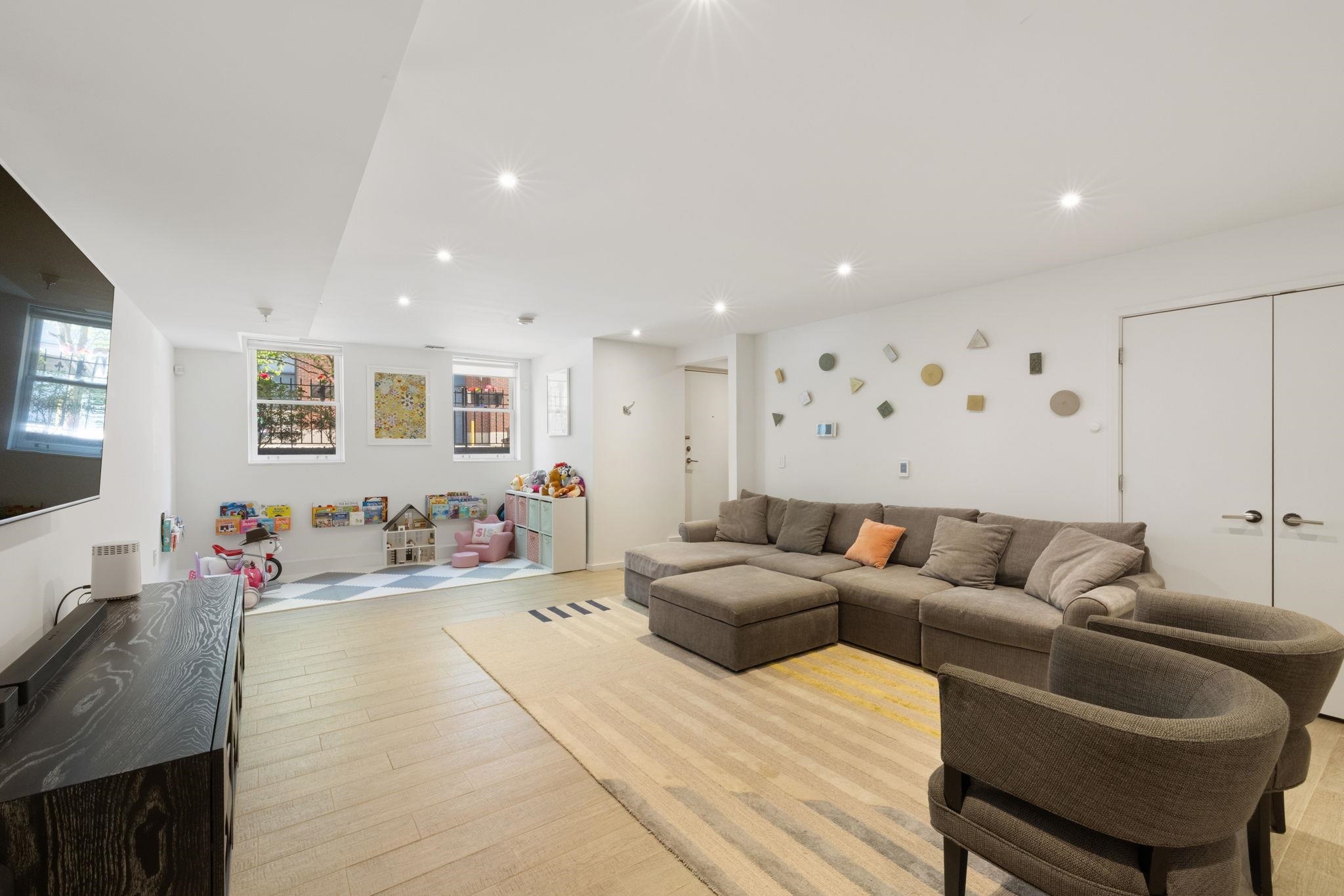 227 MONTGOMERY ST Unit: 1