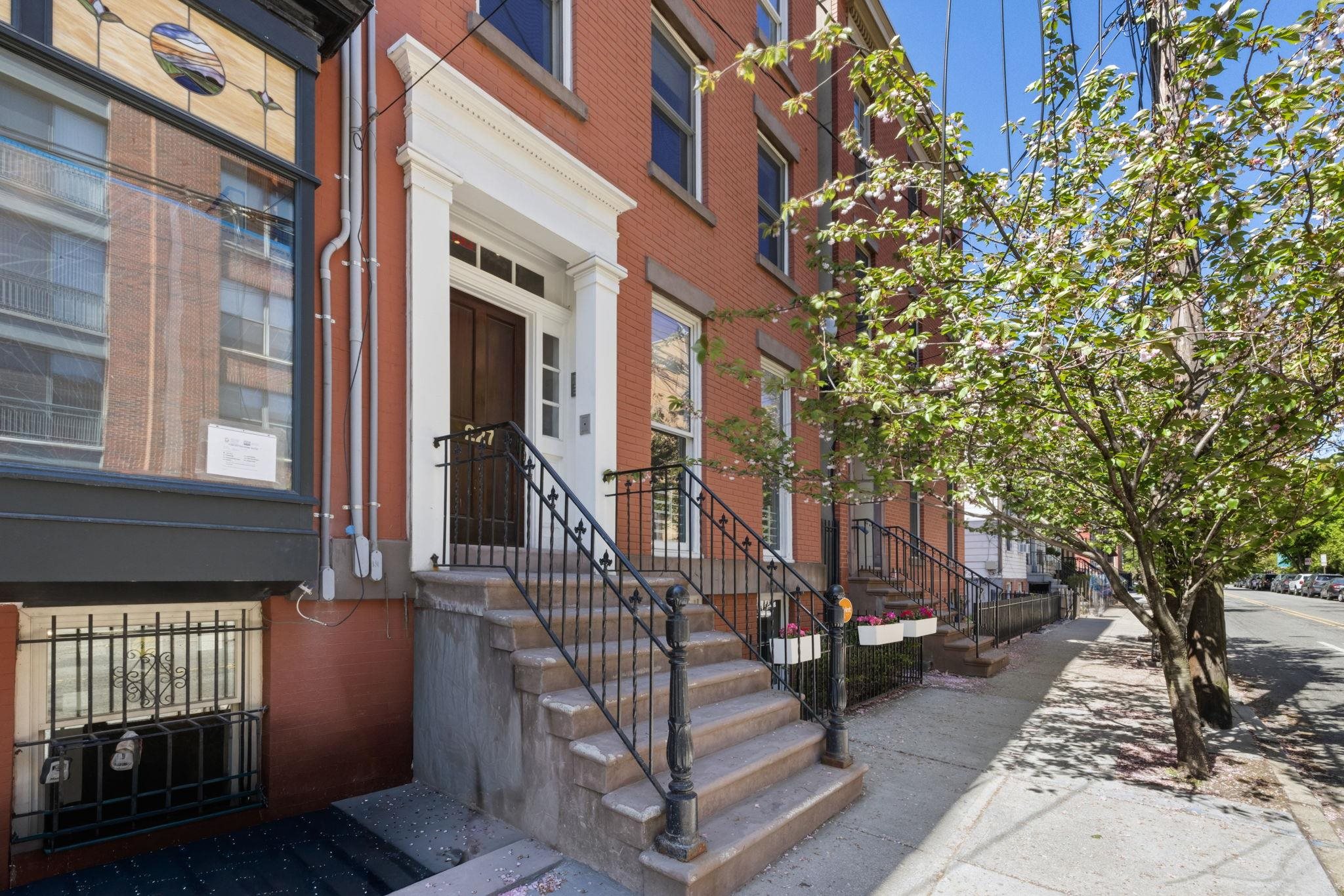 227 MONTGOMERY ST Unit: 1